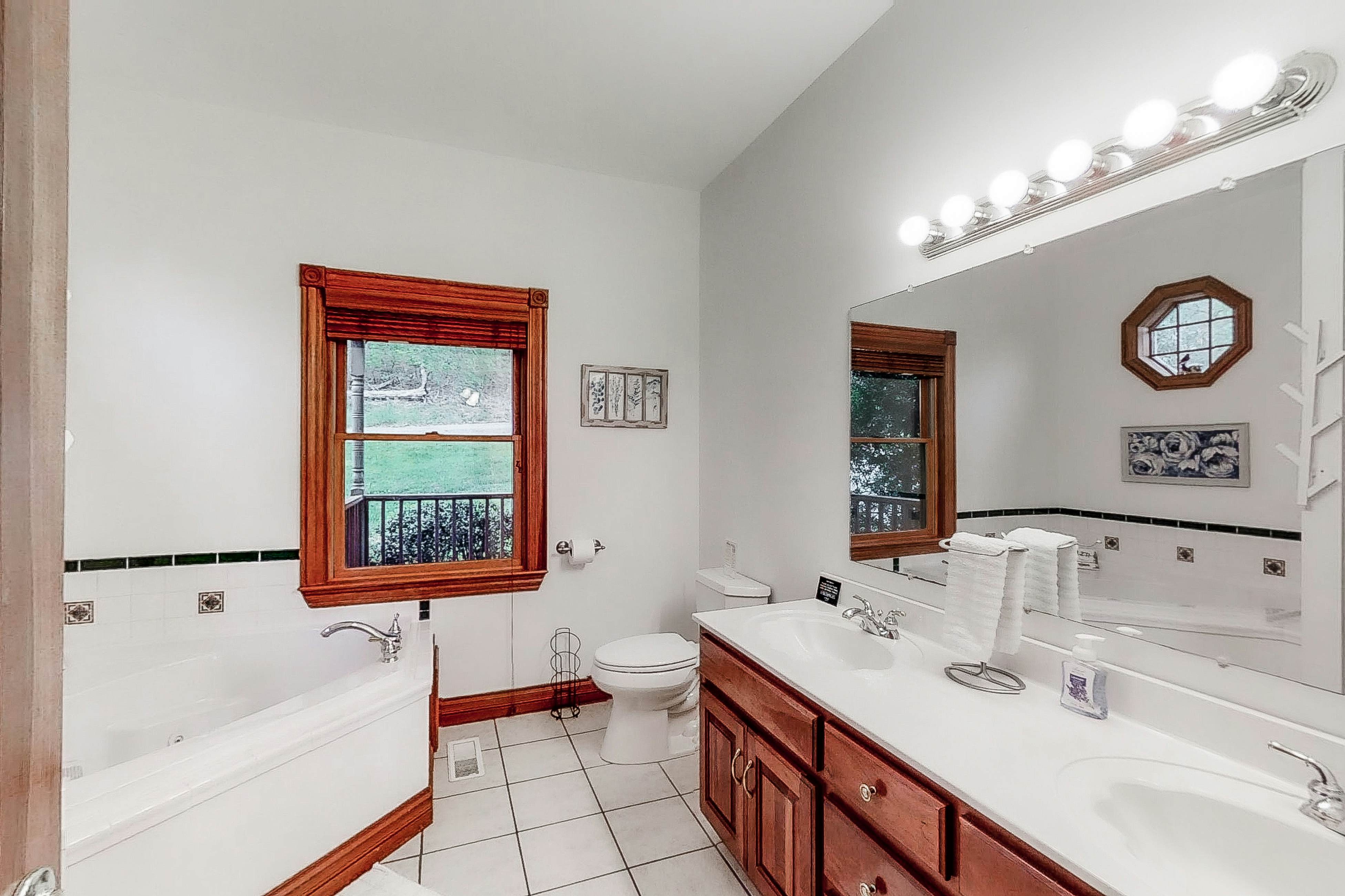 6BR Lakefront Retreat・Dock・Hot Tub・Boat Slips