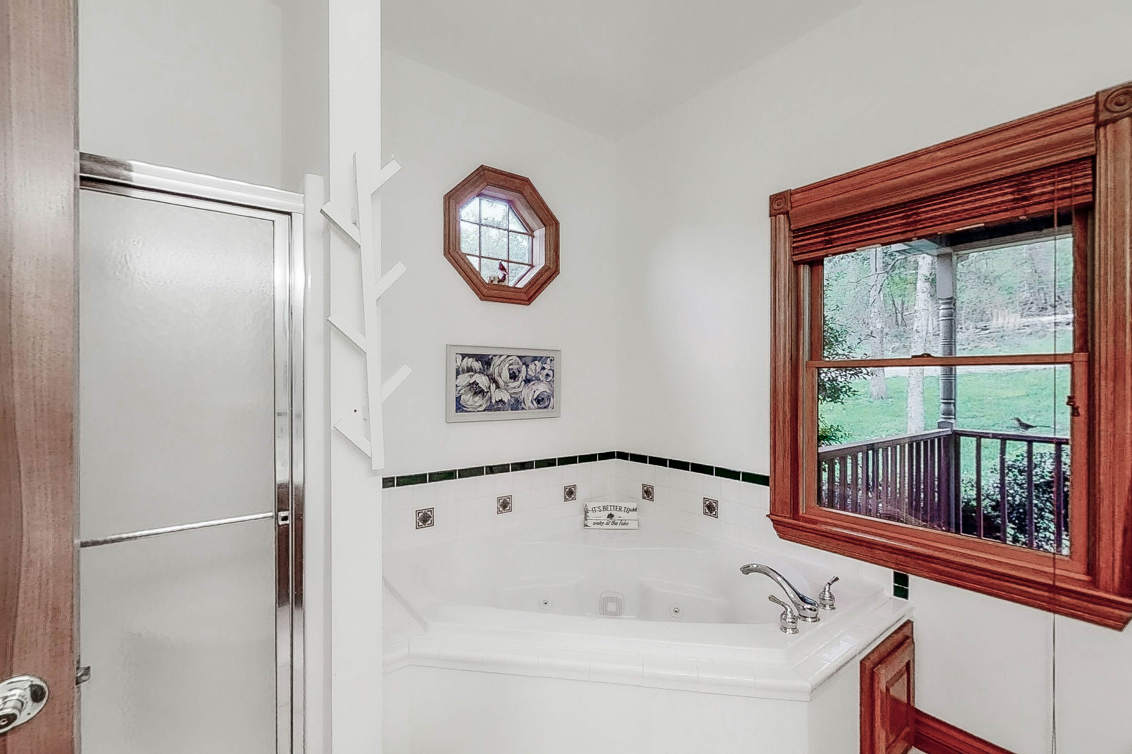 6BR Lakefront Retreat・Dock・Hot Tub・Boat Slips