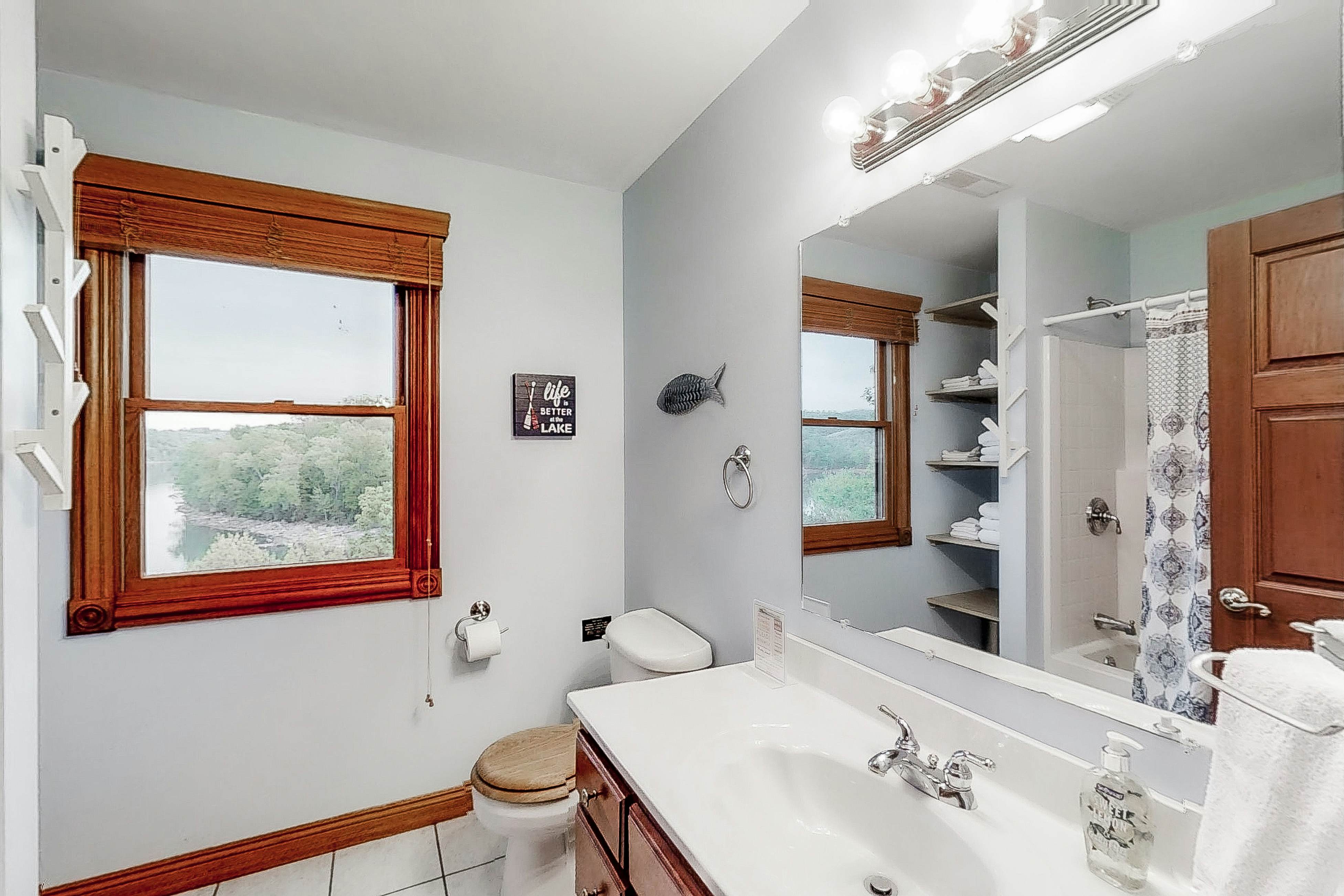 6BR Lakefront Retreat・Dock・Hot Tub・Boat Slips