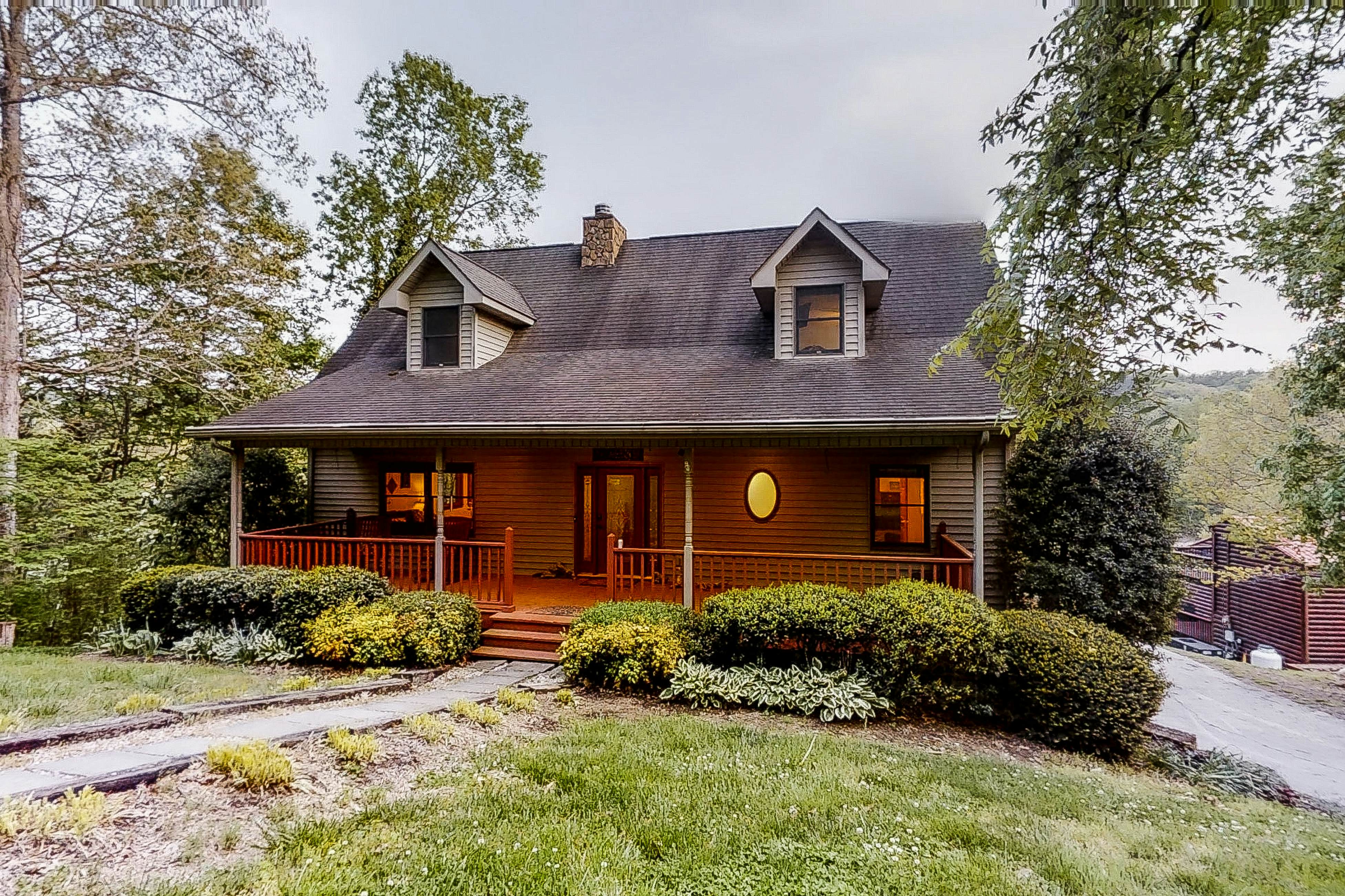 6BR Lakefront Retreat・Dock・Hot Tub・Boat Slips