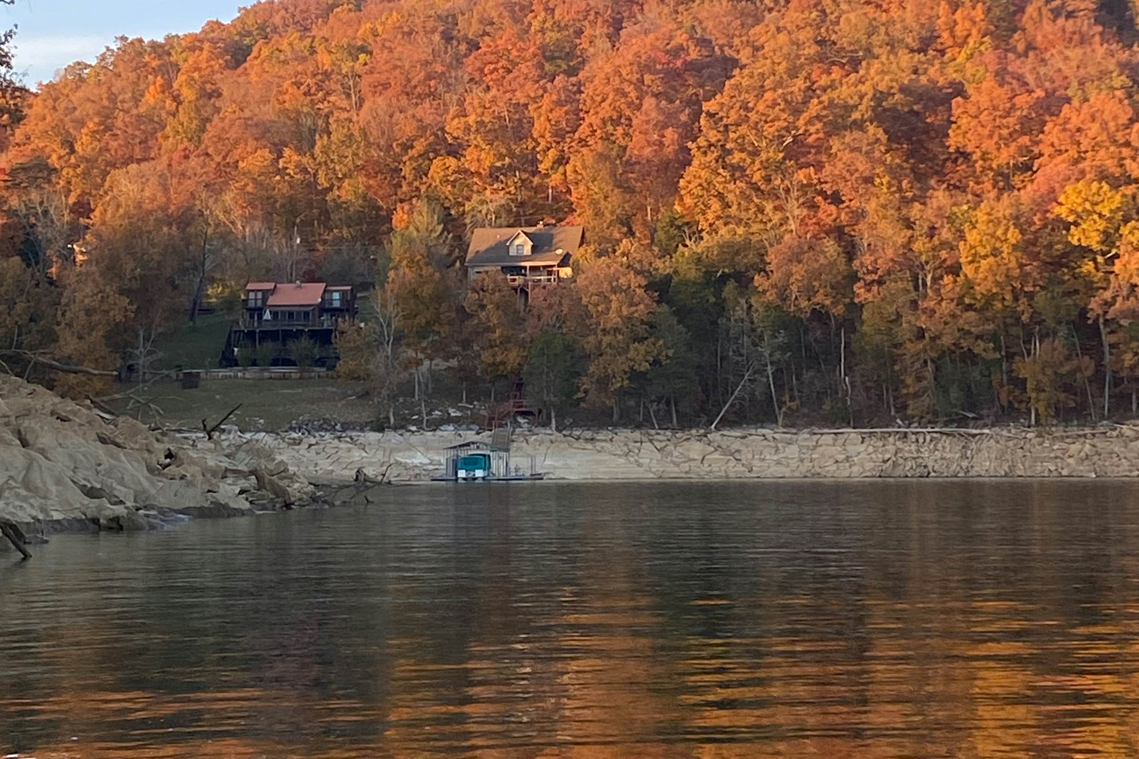 6BR Lakefront Retreat・Dock・Hot Tub・Boat Slips