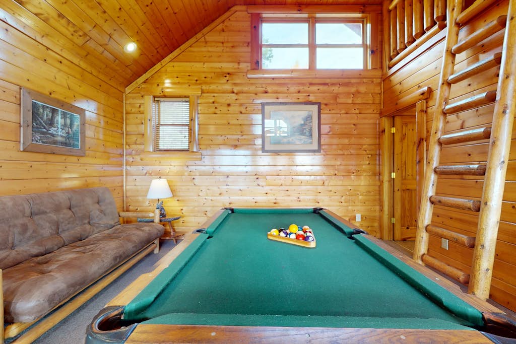Cozy Cabin, Sleep 13, Hot Tub, Game Room, Superb View