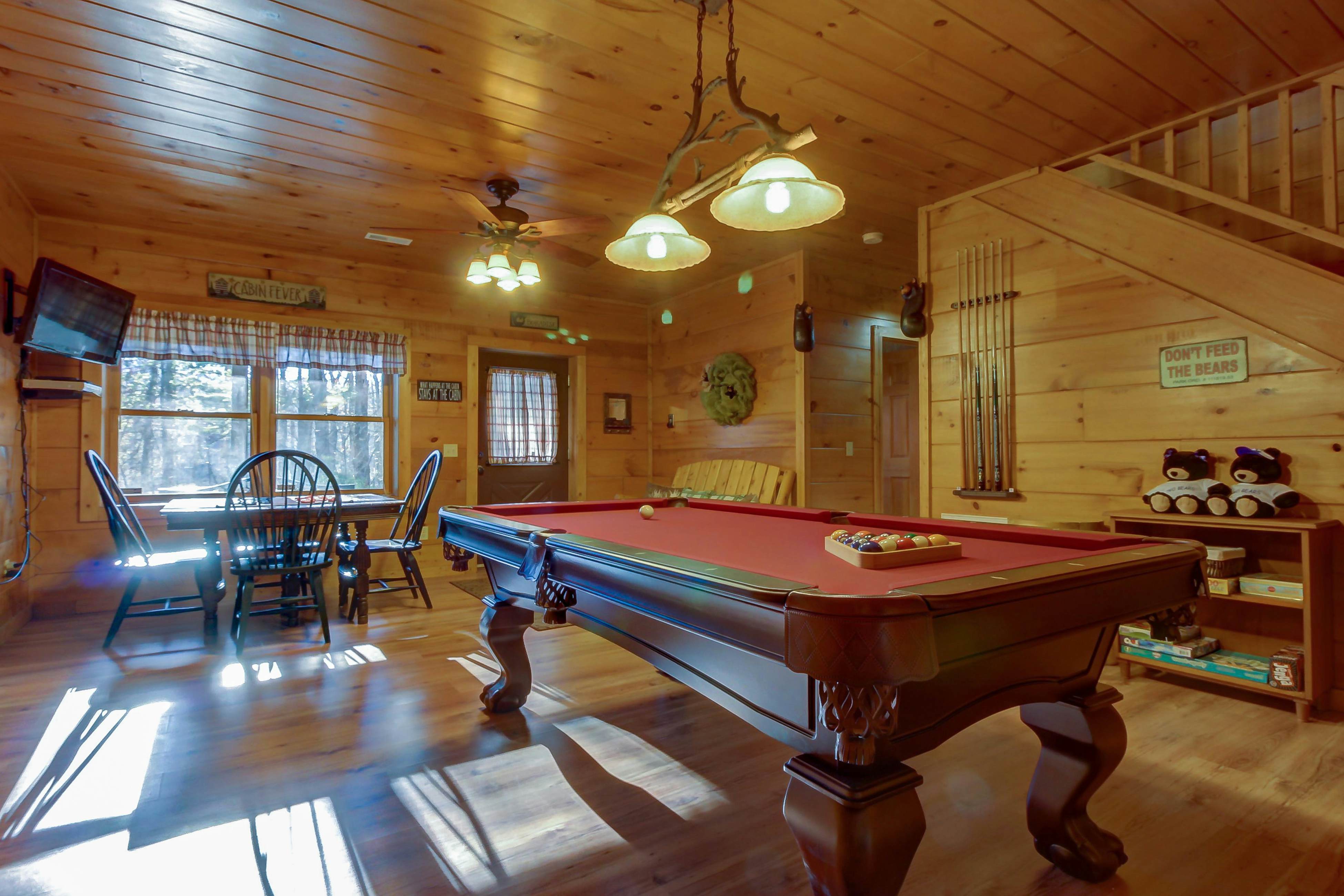 Cabin in the Woods w/Free Attraction Tickets & Shared Seasonal Pool/Fishing Pond