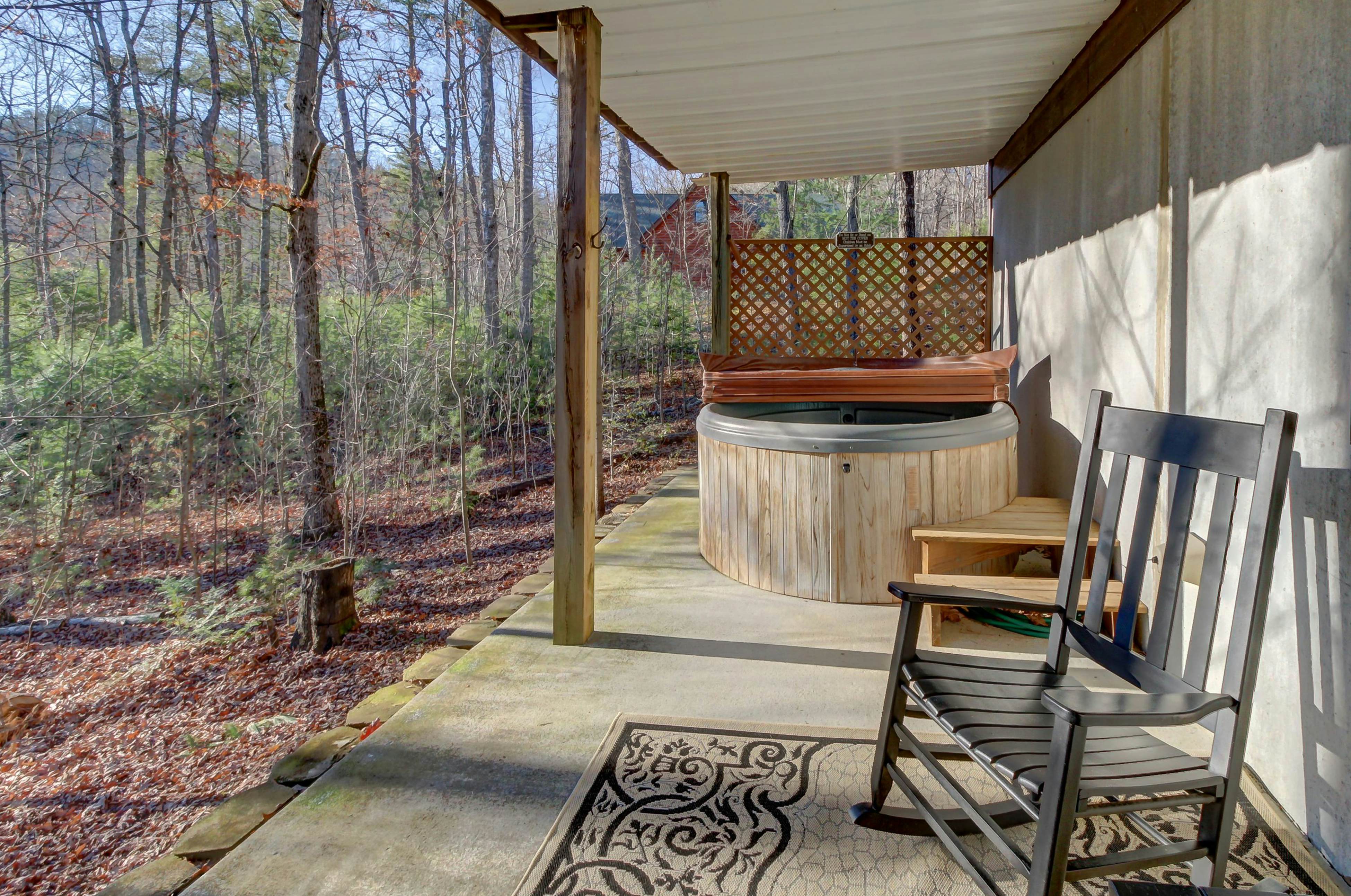 Cabin in the Woods w/Free Attraction Tickets & Shared Seasonal Pool/Fishing Pond