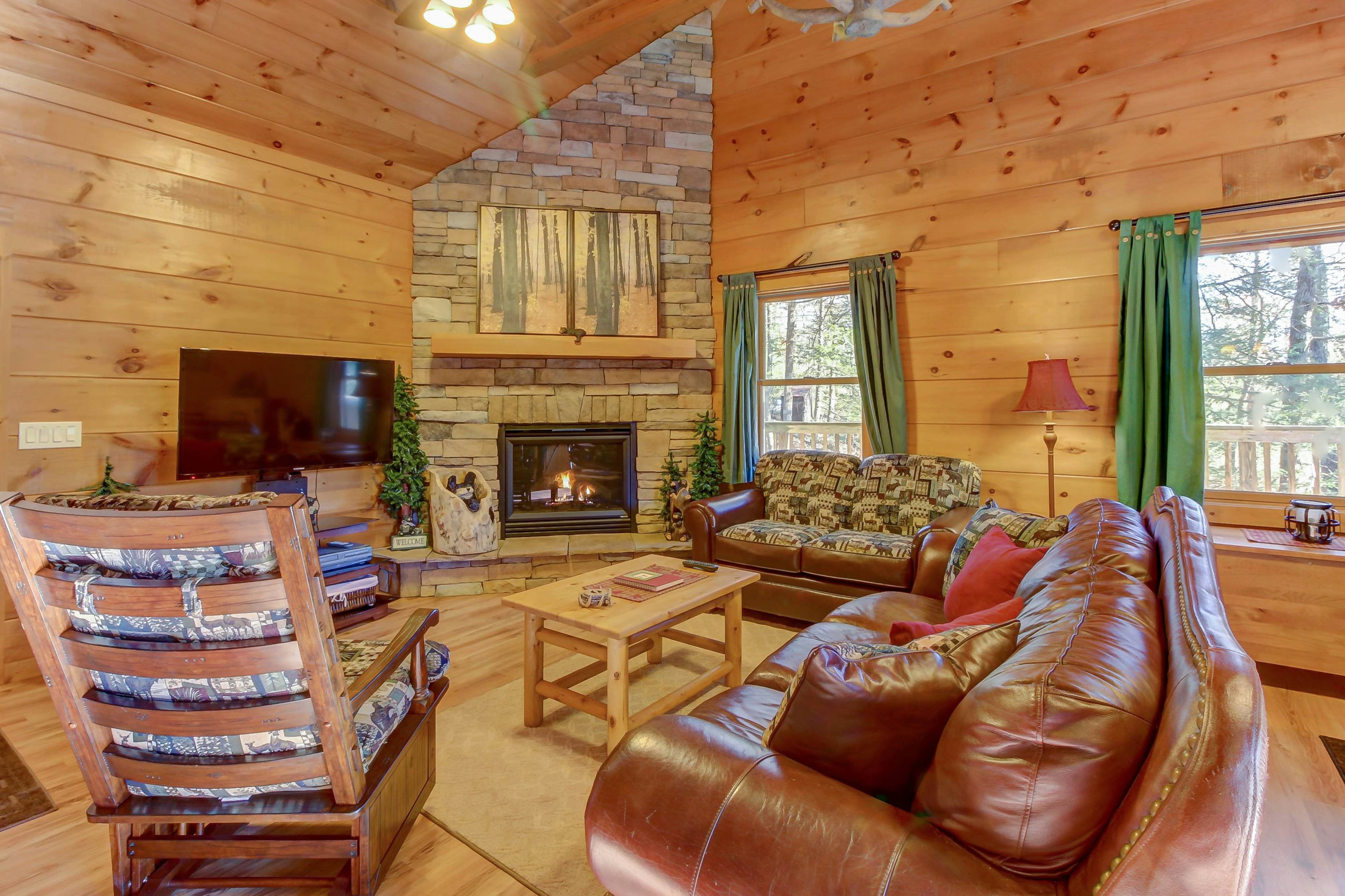 Cabin in the Woods w/Free Attraction Tickets & Shared Seasonal Pool/Fishing Pond