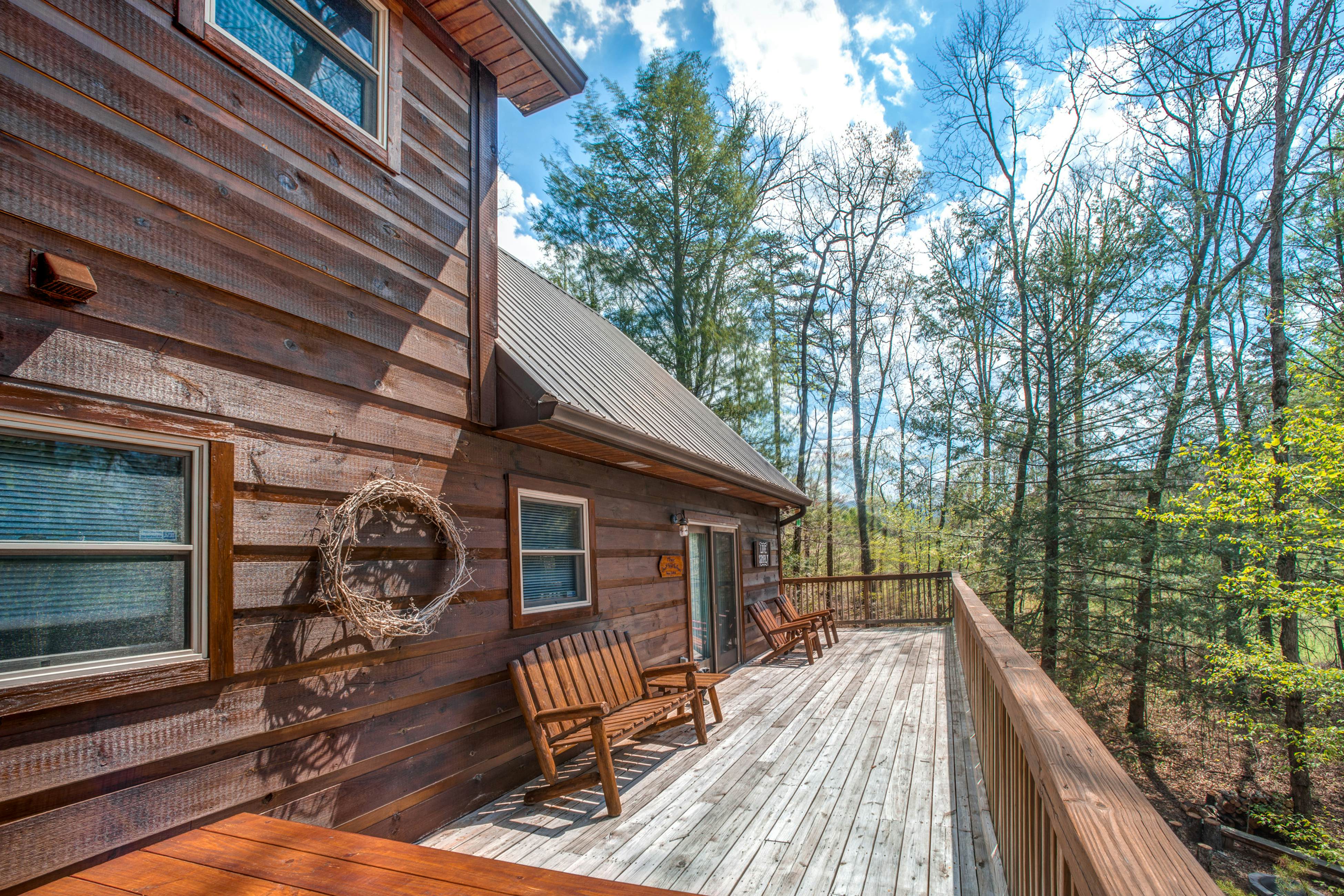 Cabin in the Woods w/Free Attraction Tickets & Shared Seasonal Pool/Fishing Pond