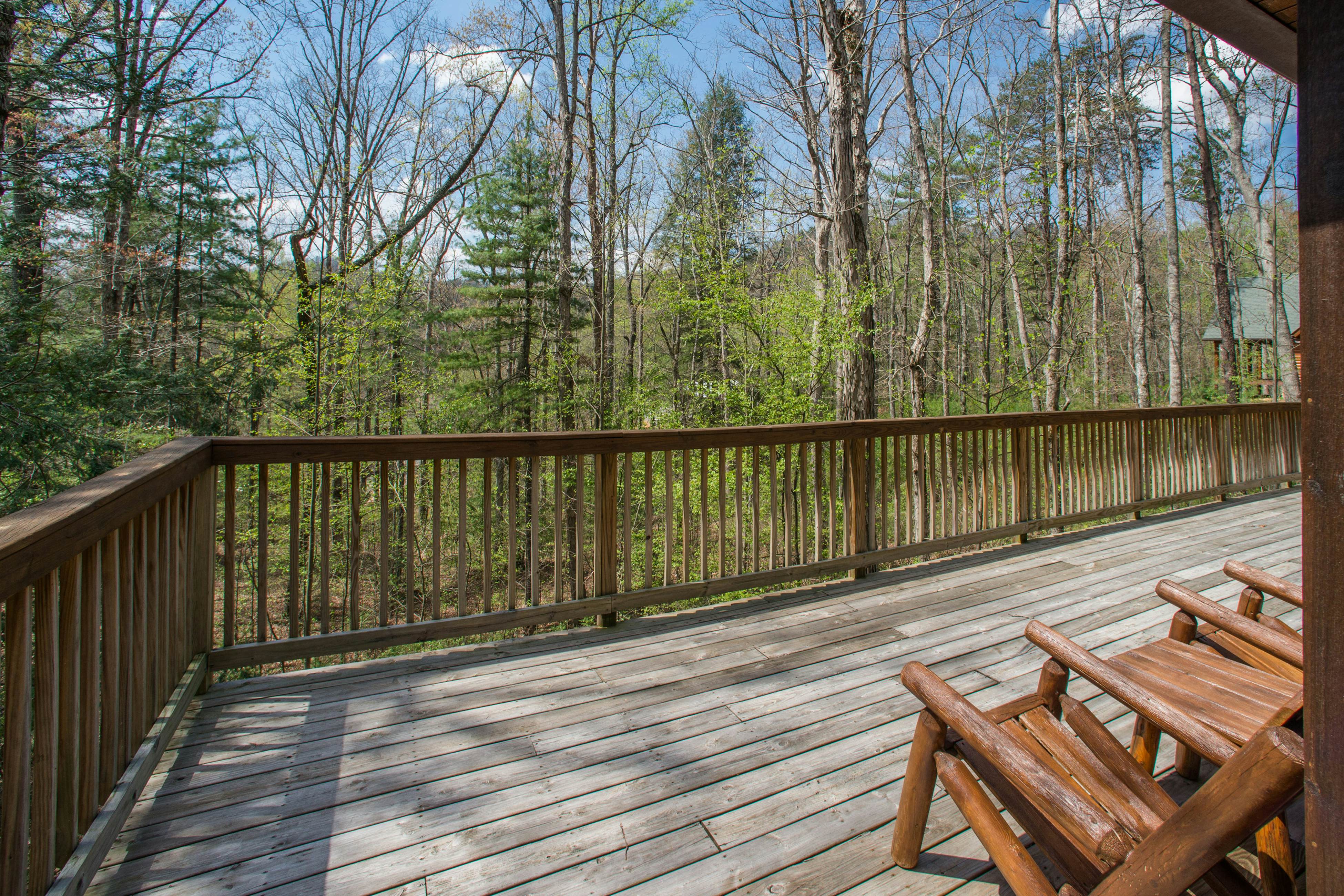 Cabin in the Woods w/Free Attraction Tickets & Shared Seasonal Pool/Fishing Pond