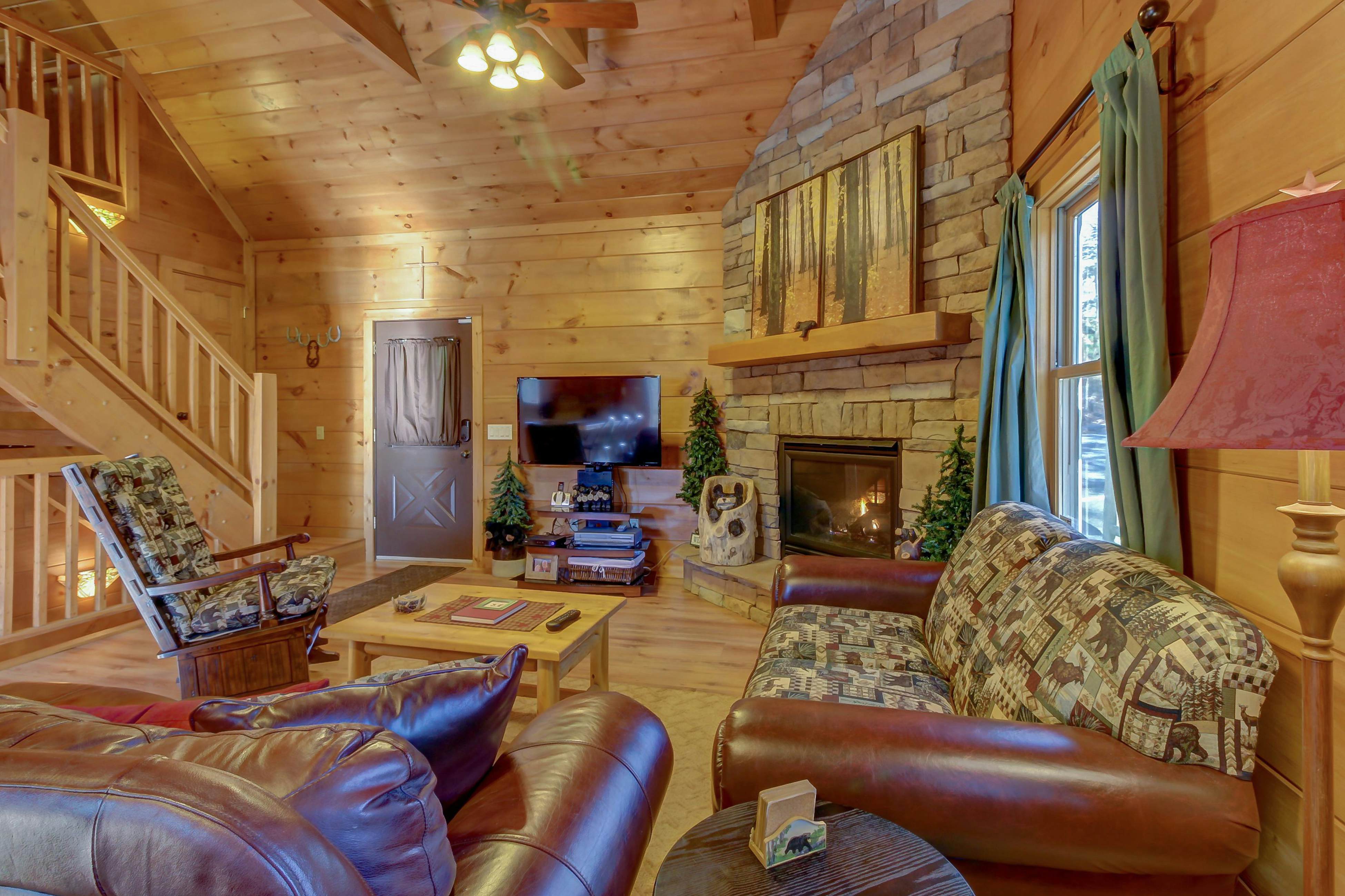 Cabin in the Woods w/Free Attraction Tickets & Shared Seasonal Pool/Fishing Pond