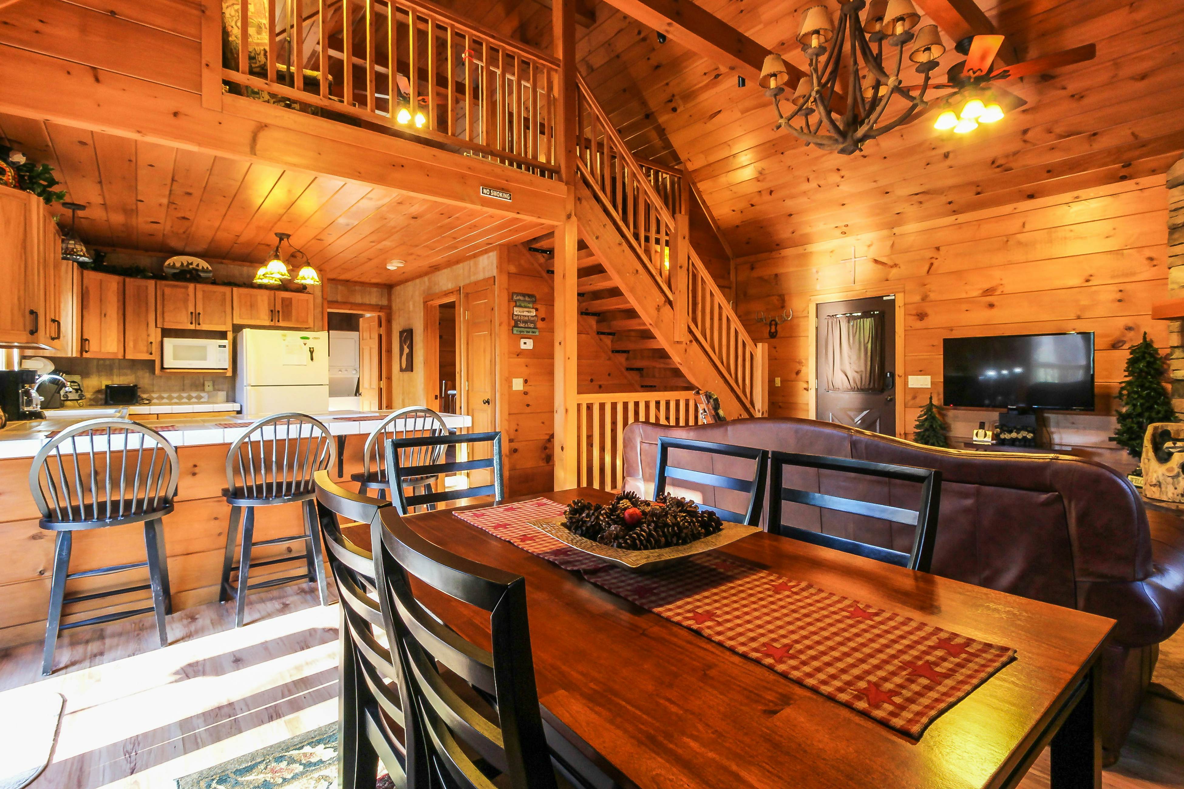 Cabin in the Woods w/Free Attraction Tickets & Shared Seasonal Pool/Fishing Pond