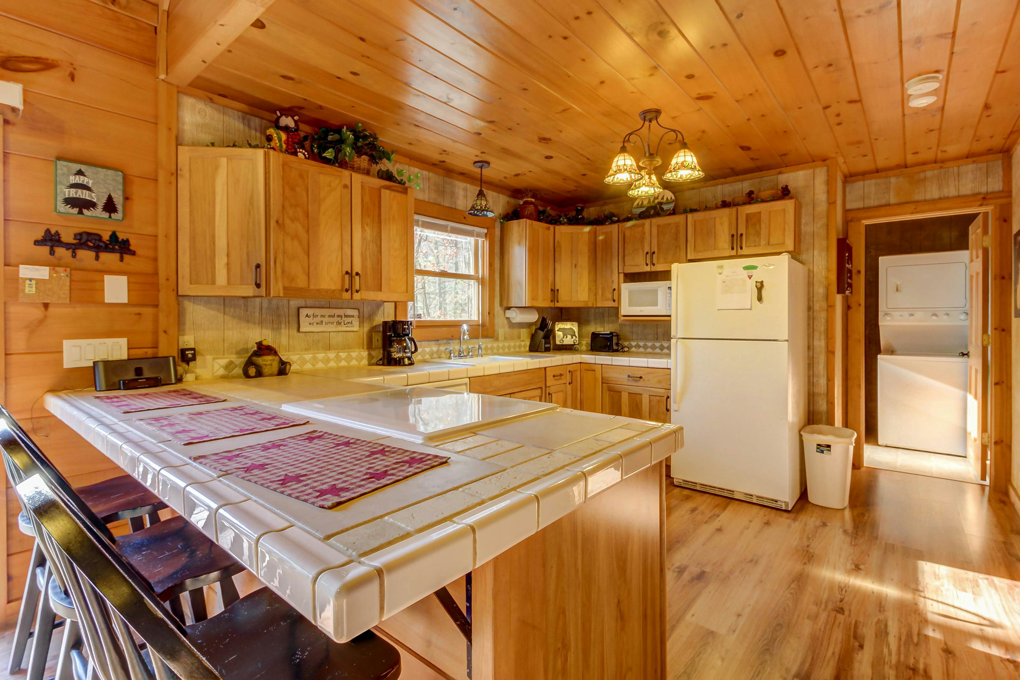 Cabin in the Woods w/Free Attraction Tickets & Shared Seasonal Pool/Fishing Pond
