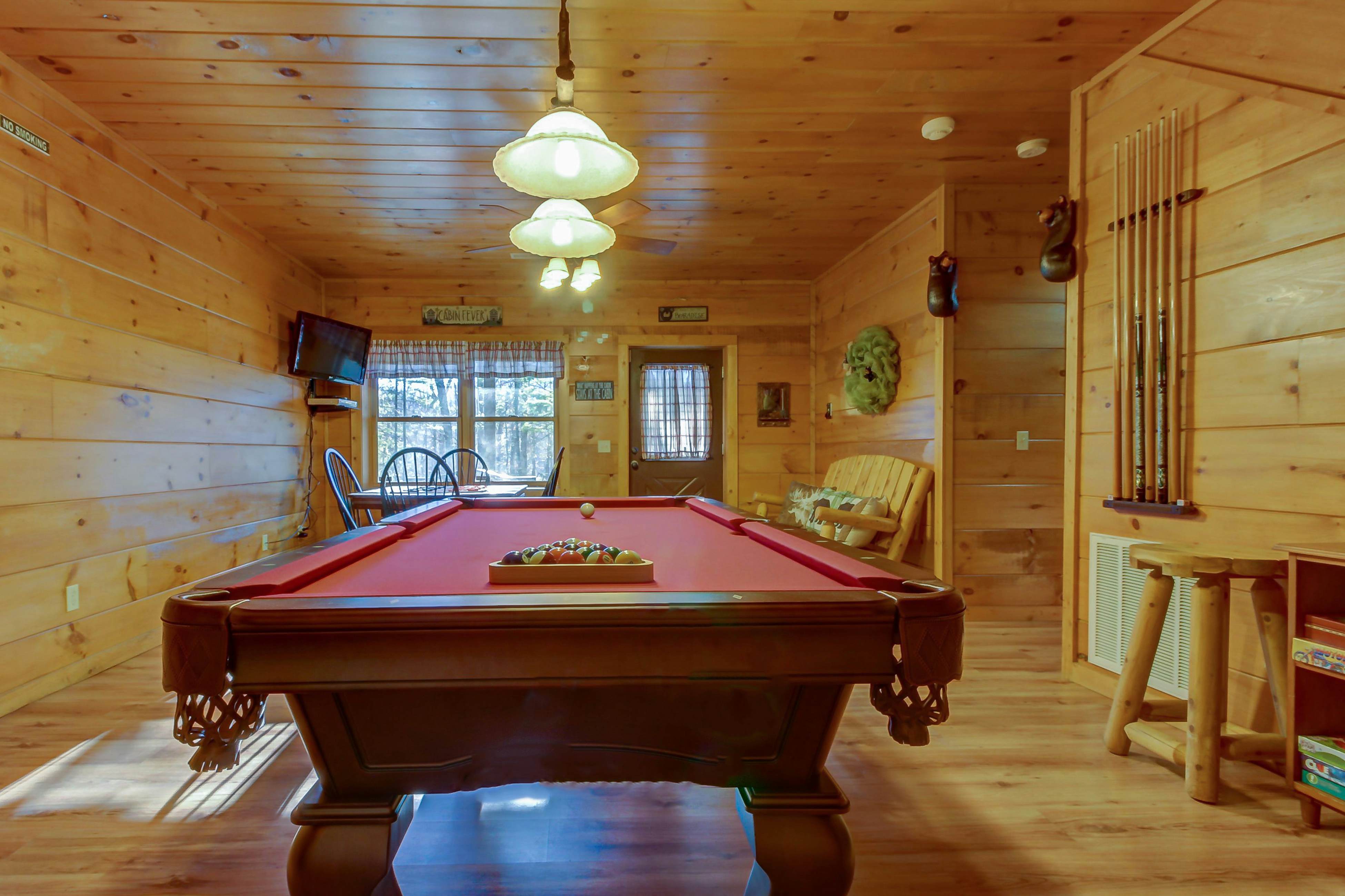 Cabin in the Woods w/Free Attraction Tickets & Shared Seasonal Pool/Fishing Pond