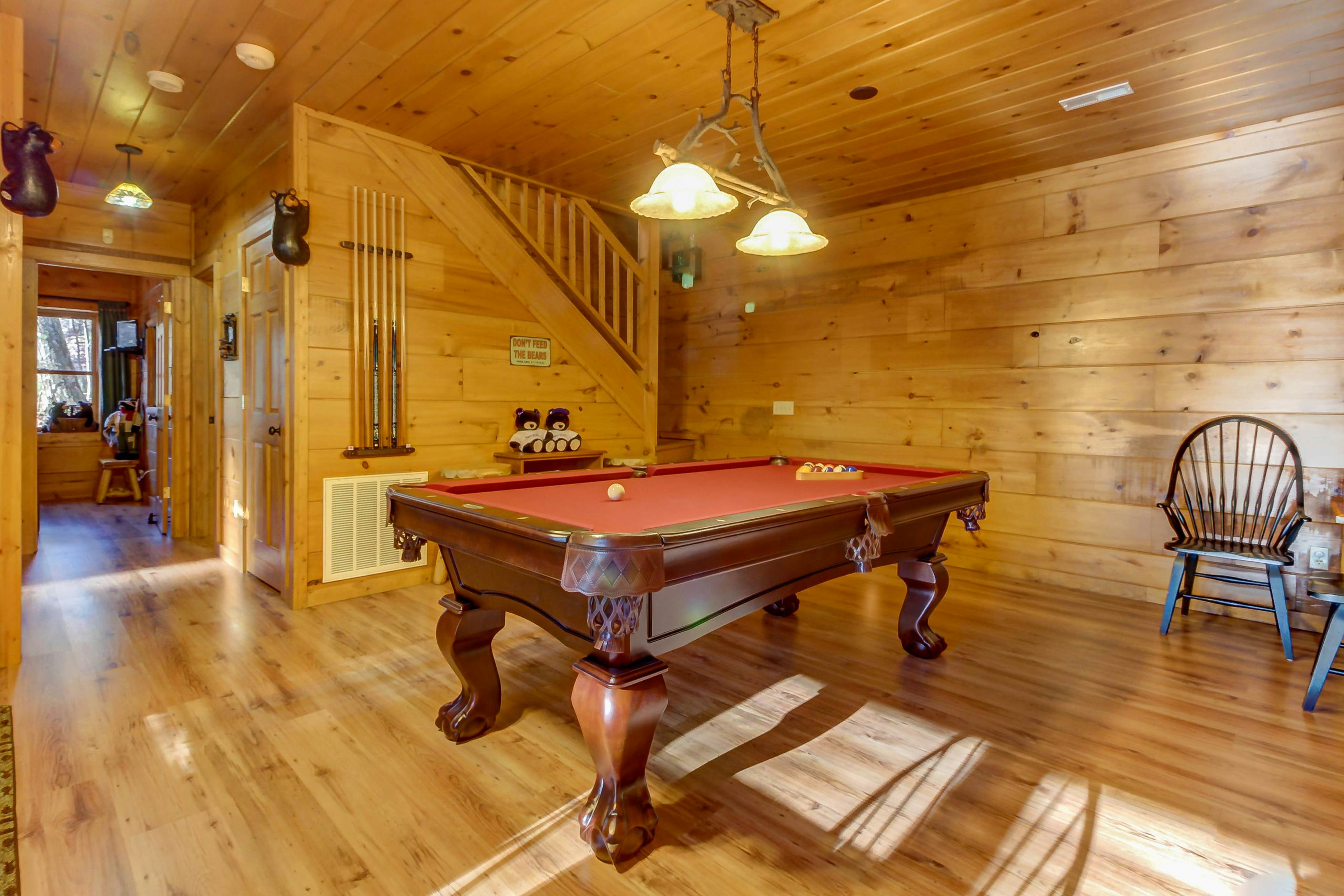 Cabin in the Woods w/Free Attraction Tickets & Shared Seasonal Pool/Fishing Pond