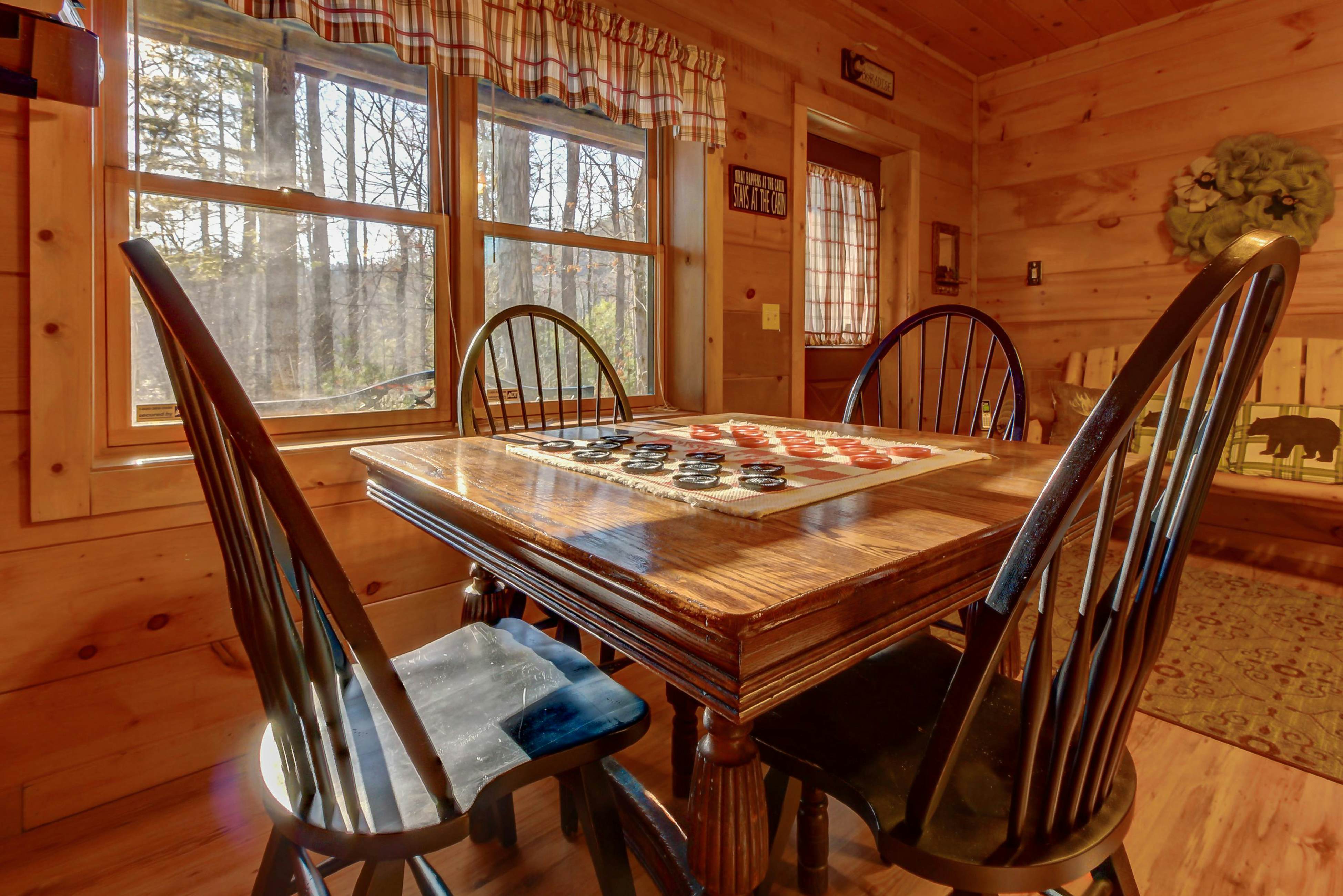 Cabin in the Woods w/Free Attraction Tickets & Shared Seasonal Pool/Fishing Pond