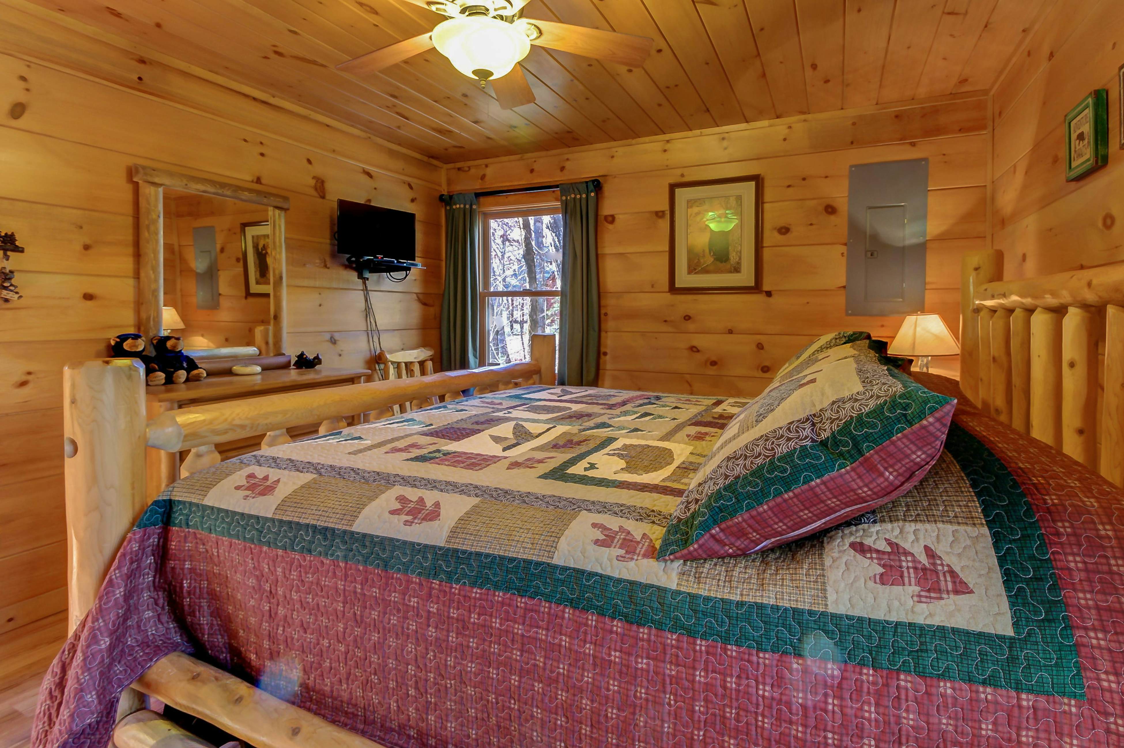 Cabin in the Woods w/Free Attraction Tickets & Shared Seasonal Pool/Fishing Pond