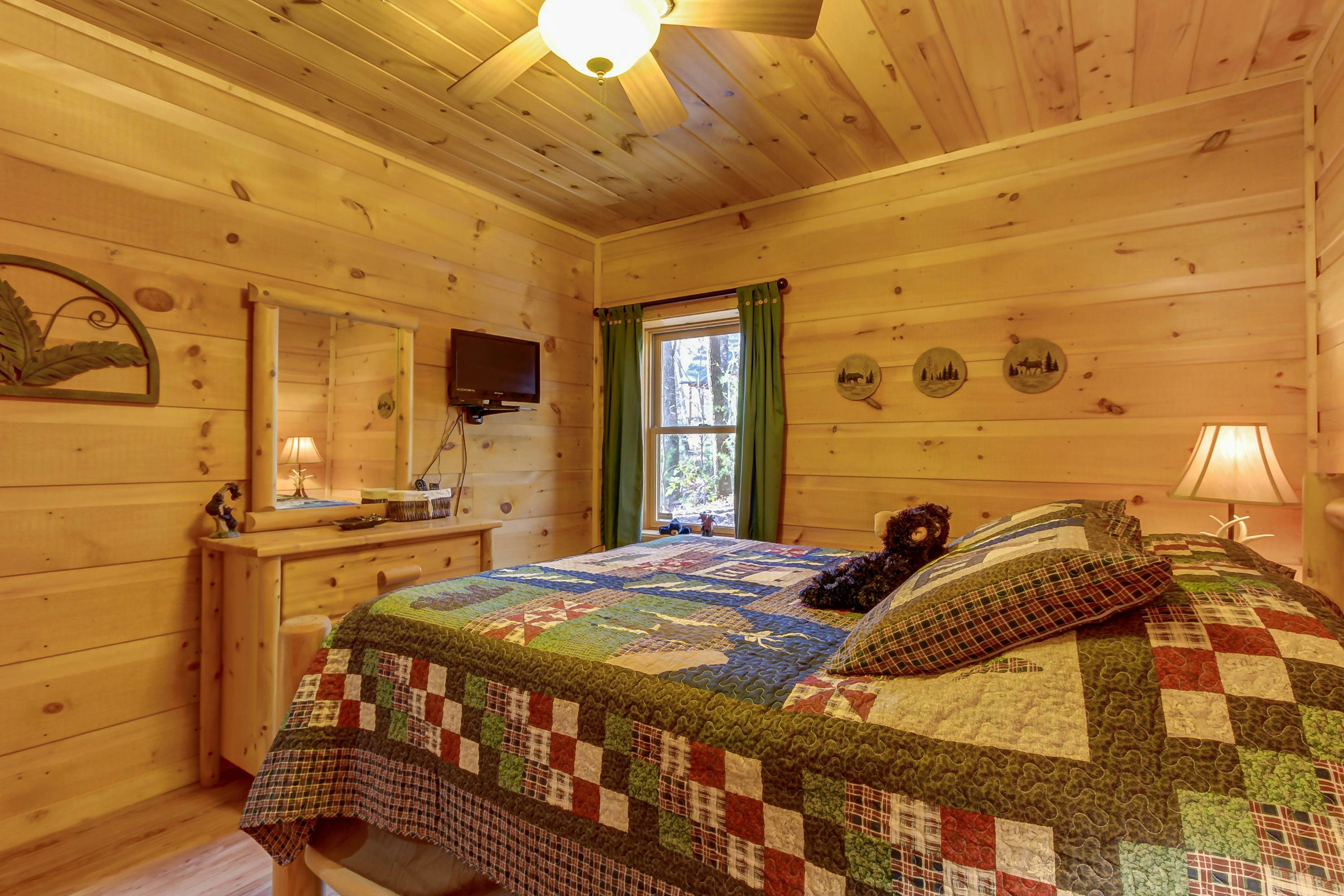 Cabin in the Woods w/Free Attraction Tickets & Shared Seasonal Pool/Fishing Pond