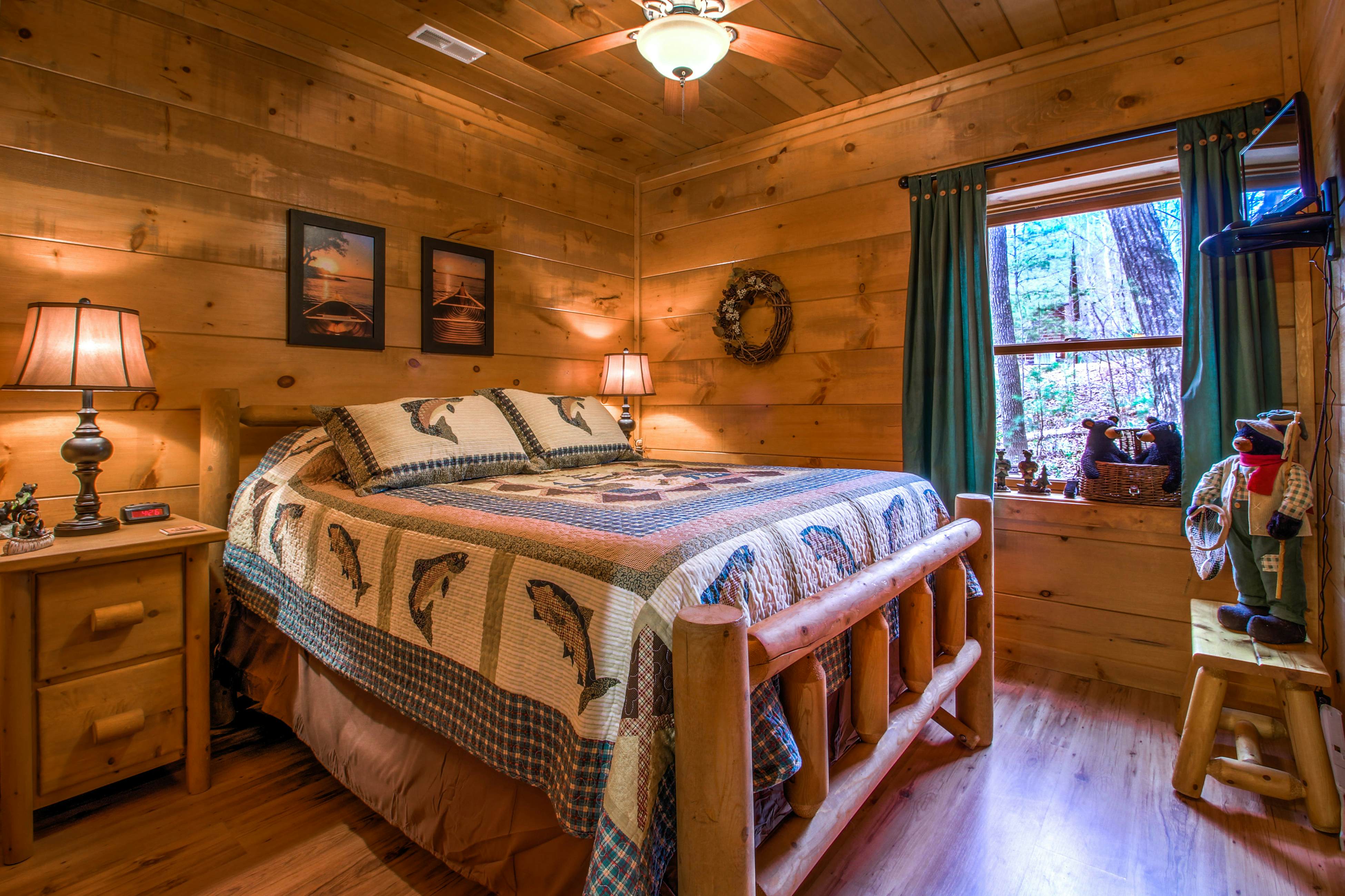 Cabin in the Woods w/Free Attraction Tickets & Shared Seasonal Pool/Fishing Pond