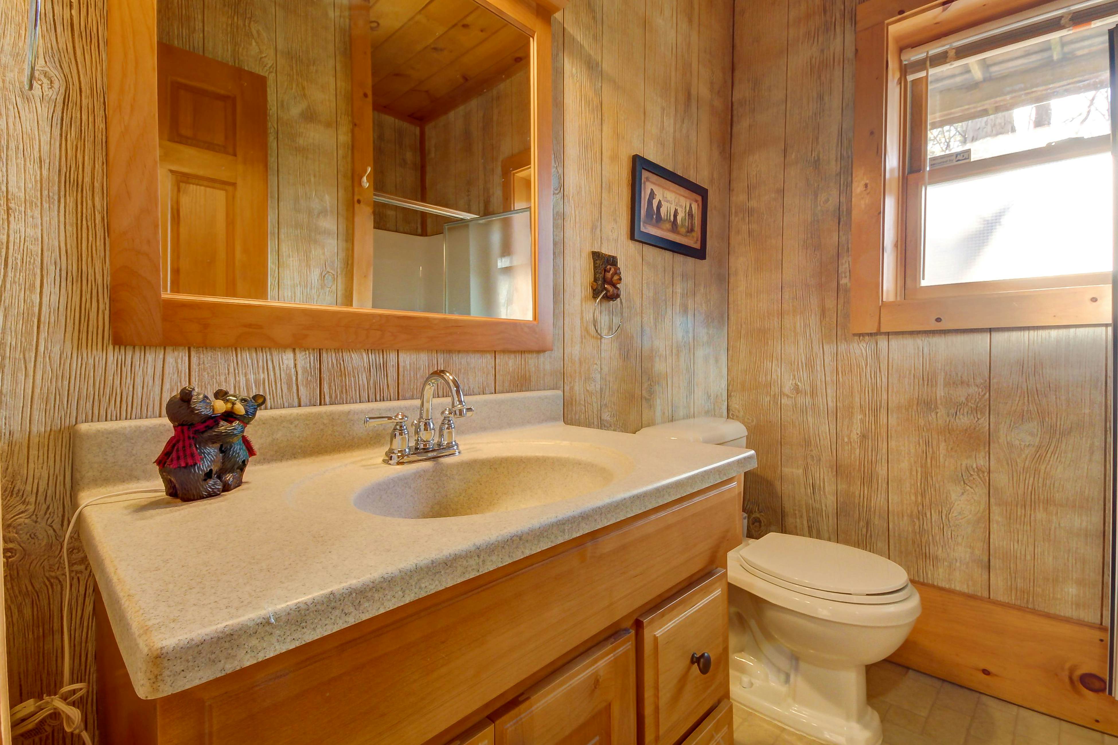 Cabin in the Woods w/Free Attraction Tickets & Shared Seasonal Pool/Fishing Pond