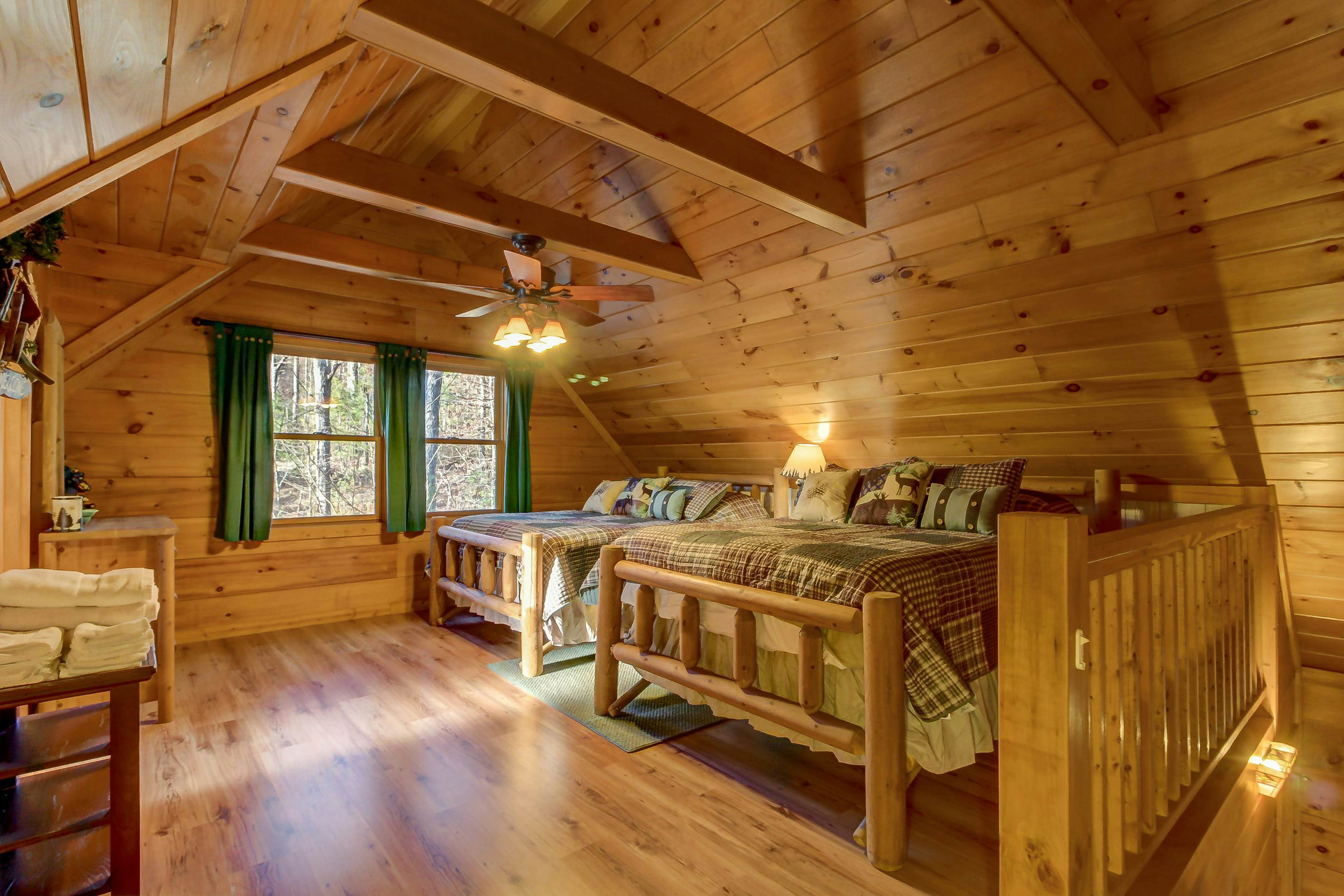 Cabin in the Woods w/Free Attraction Tickets & Shared Seasonal Pool/Fishing Pond