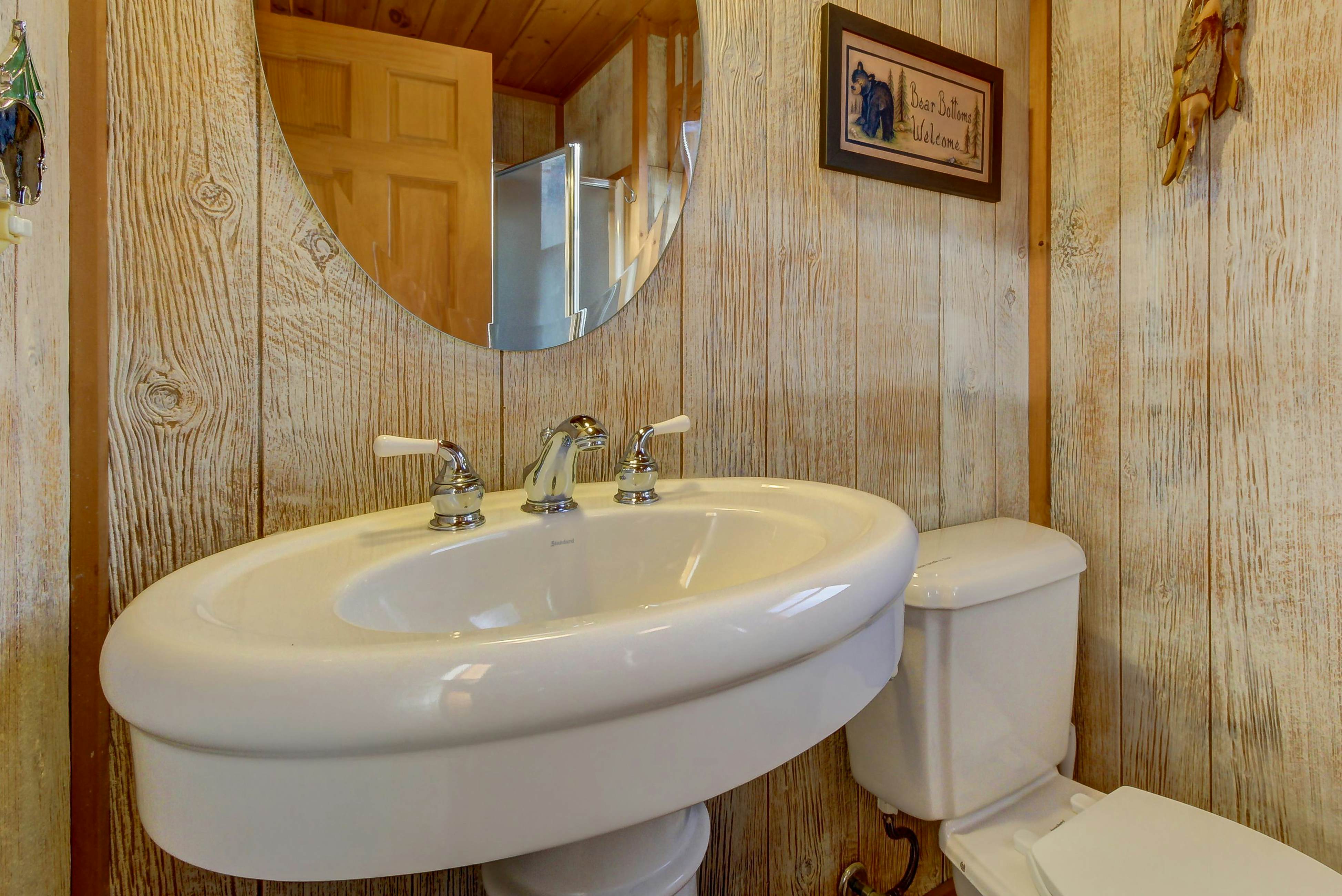 Cabin in the Woods w/Free Attraction Tickets & Shared Seasonal Pool/Fishing Pond