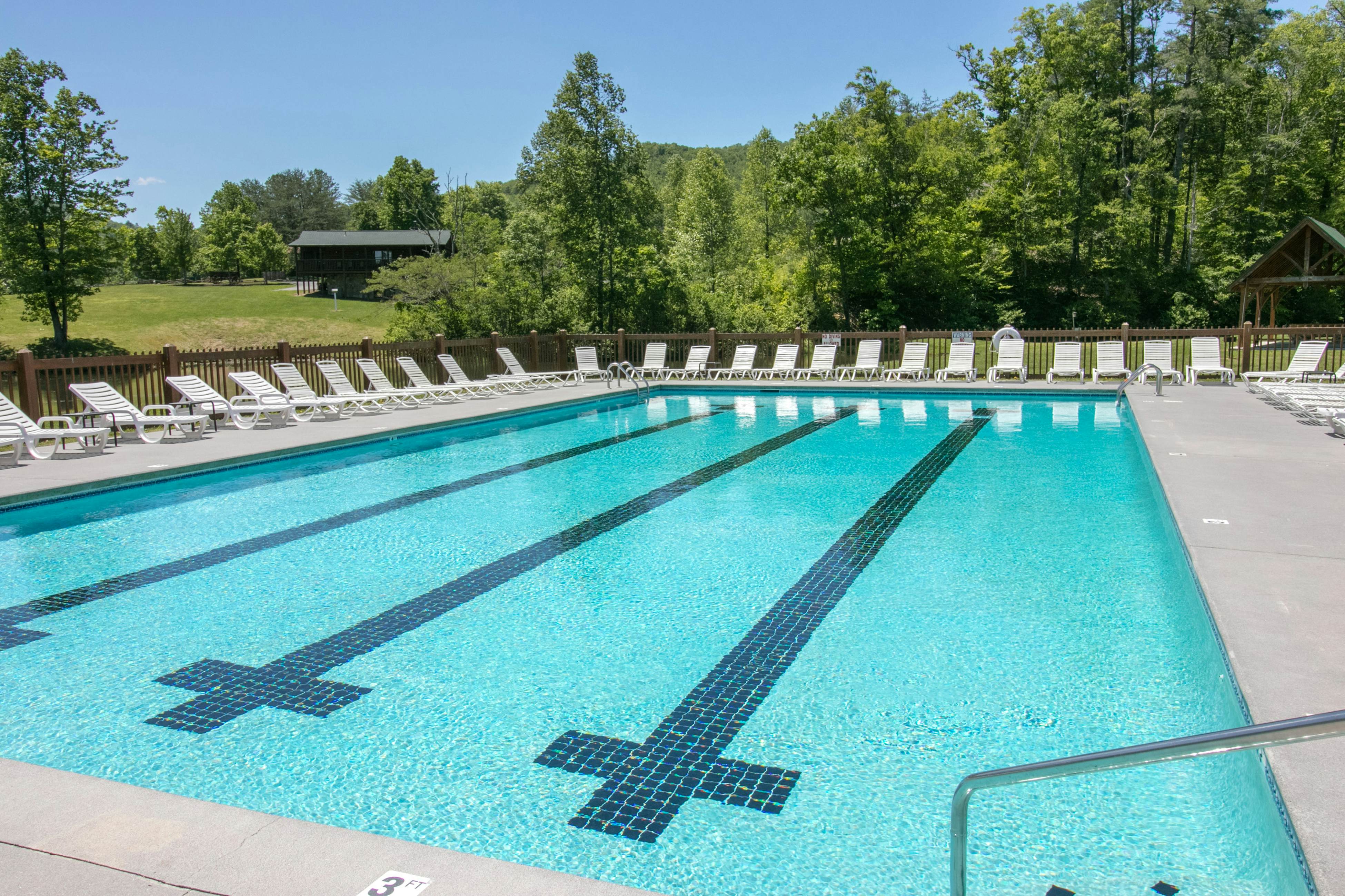 Cabin in the Woods w/Free Attraction Tickets & Shared Seasonal Pool/Fishing Pond