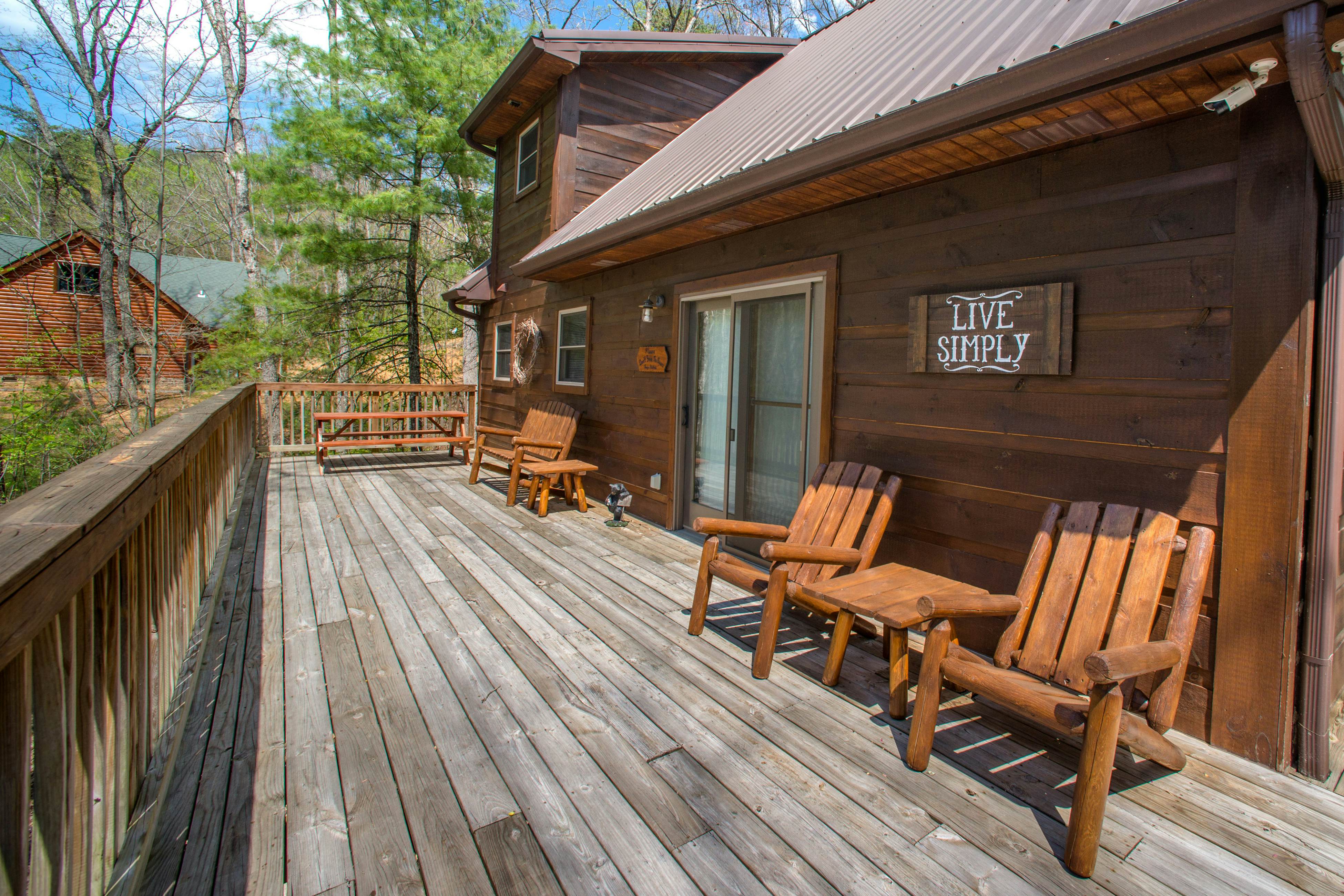 Cabin in the Woods w/Free Attraction Tickets & Shared Seasonal Pool/Fishing Pond