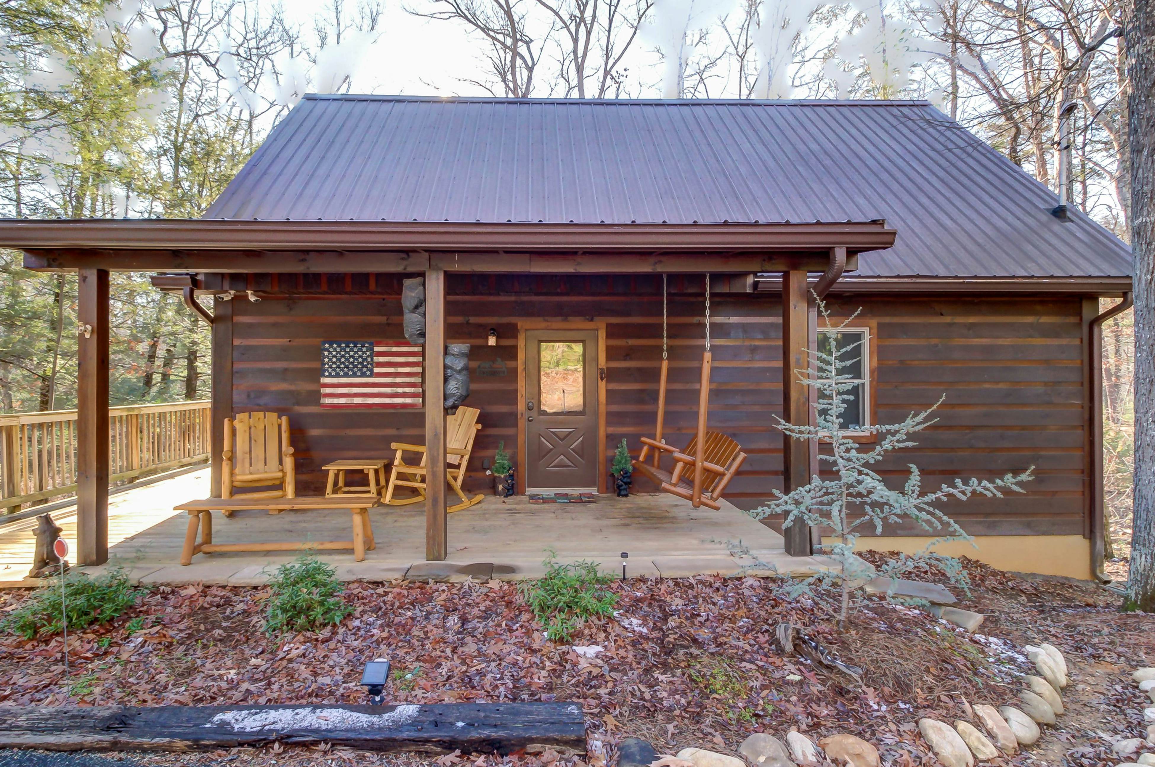 Cabin in the Woods w/Free Attraction Tickets & Shared Seasonal Pool/Fishing Pond