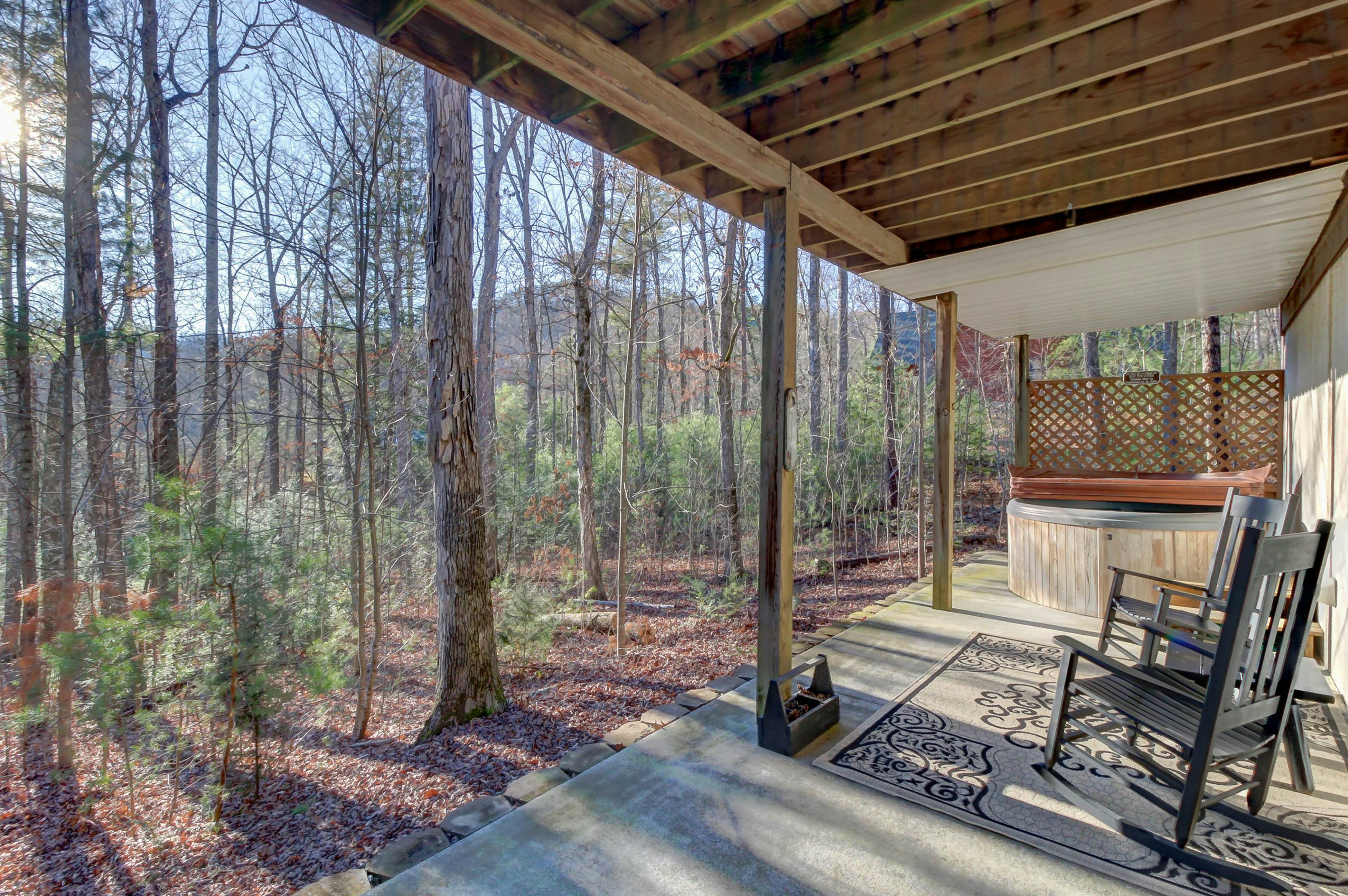 Cabin in the Woods w/Free Attraction Tickets & Shared Seasonal Pool/Fishing Pond