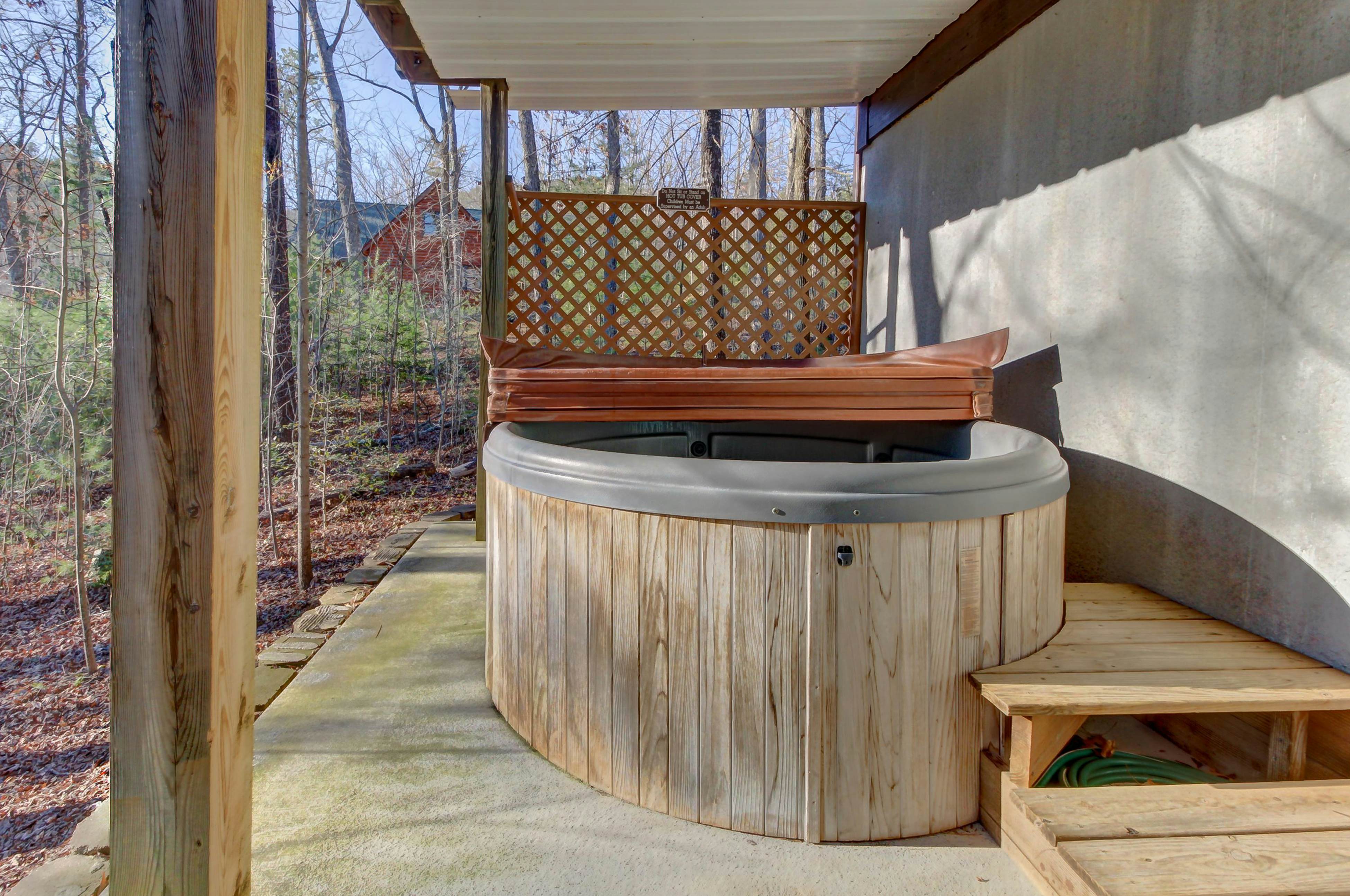 Cabin in the Woods w/Free Attraction Tickets & Shared Seasonal Pool/Fishing Pond