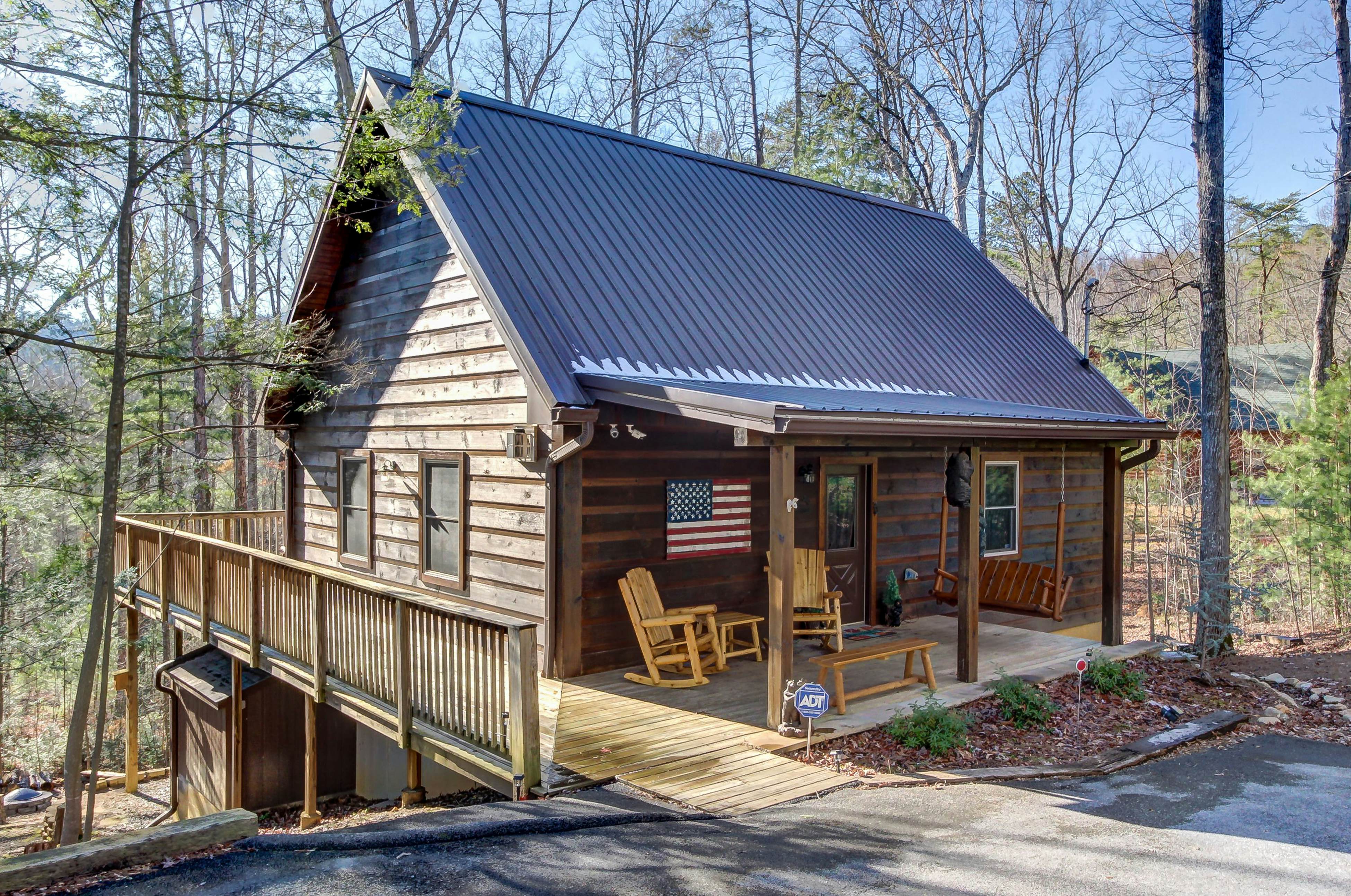 Cabin in the Woods w/Free Attraction Tickets & Shared Seasonal Pool/Fishing Pond