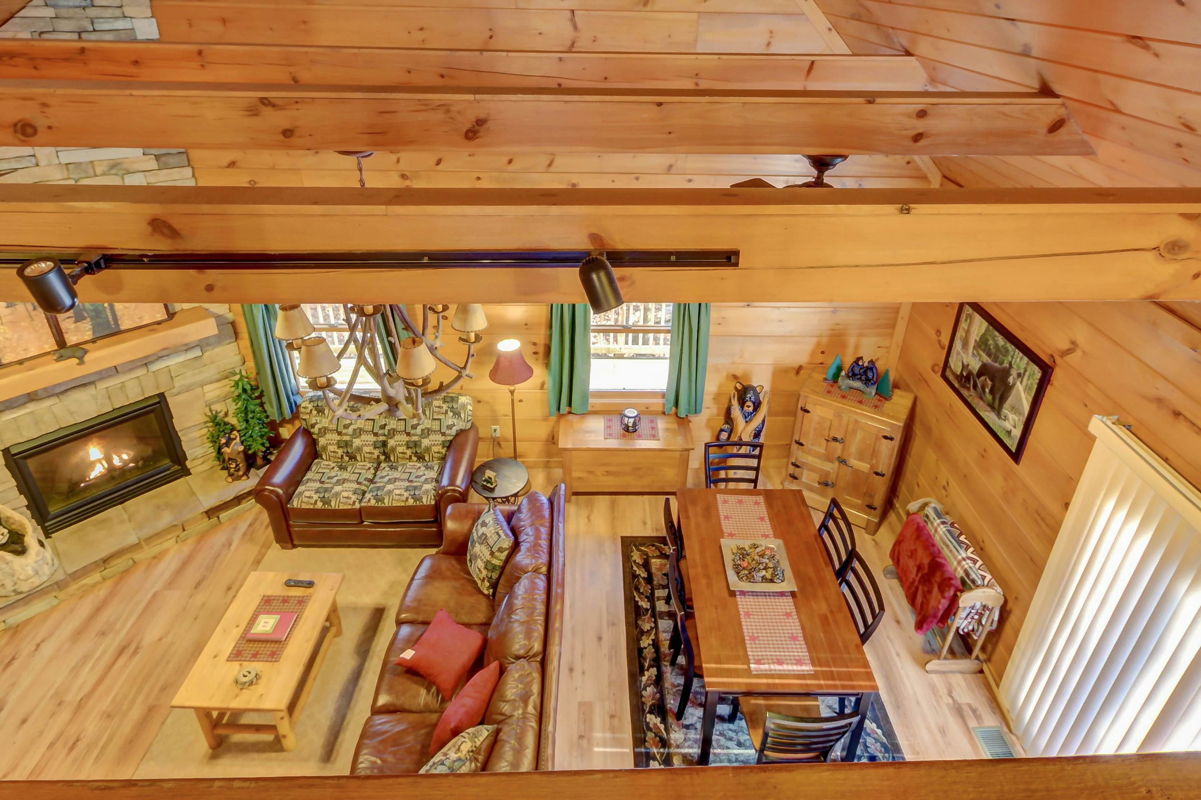 Cabin in the Woods w/Free Attraction Tickets & Shared Seasonal Pool/Fishing Pond