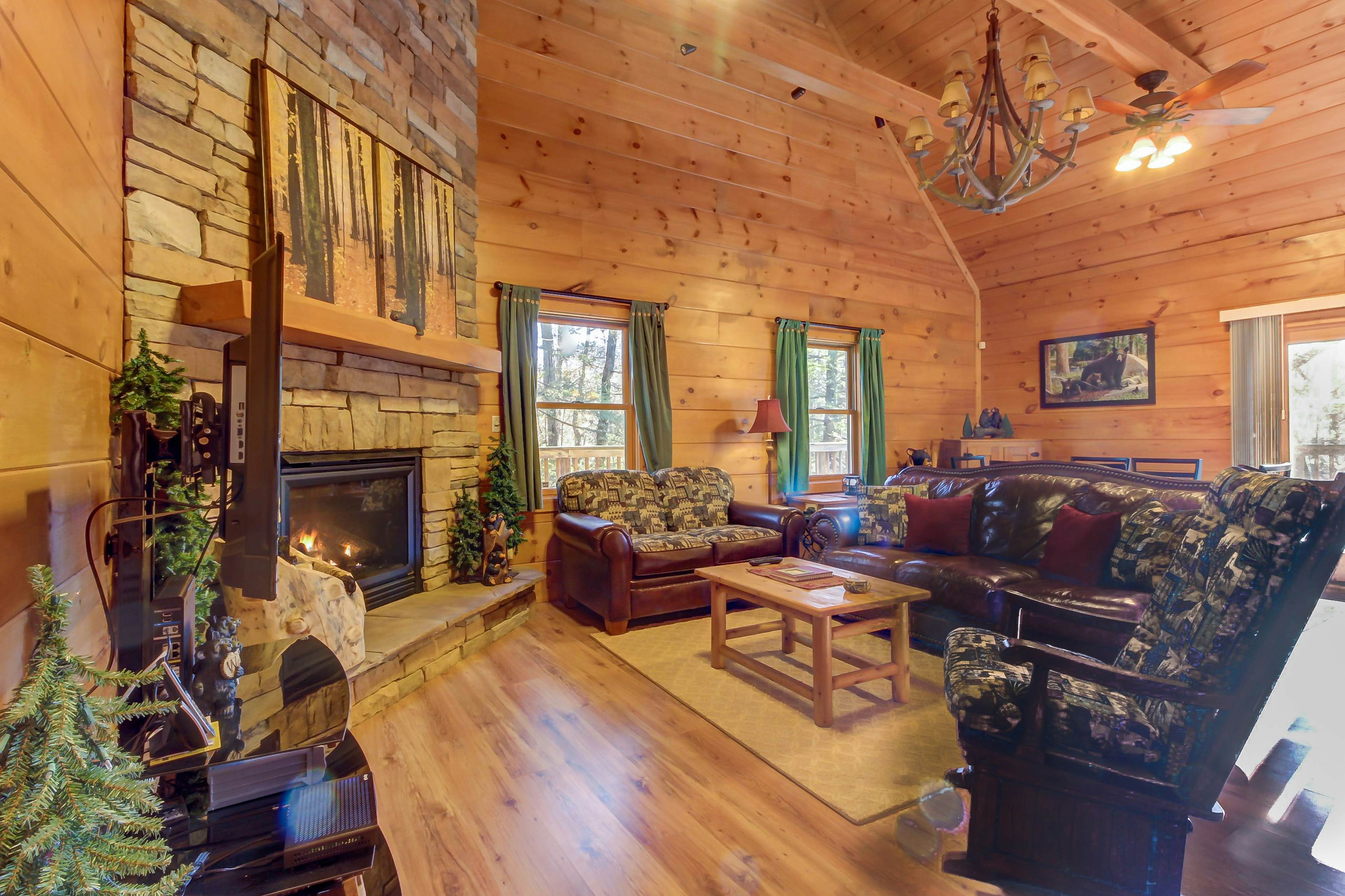 Cabin in the Woods w/Free Attraction Tickets & Shared Seasonal Pool/Fishing Pond