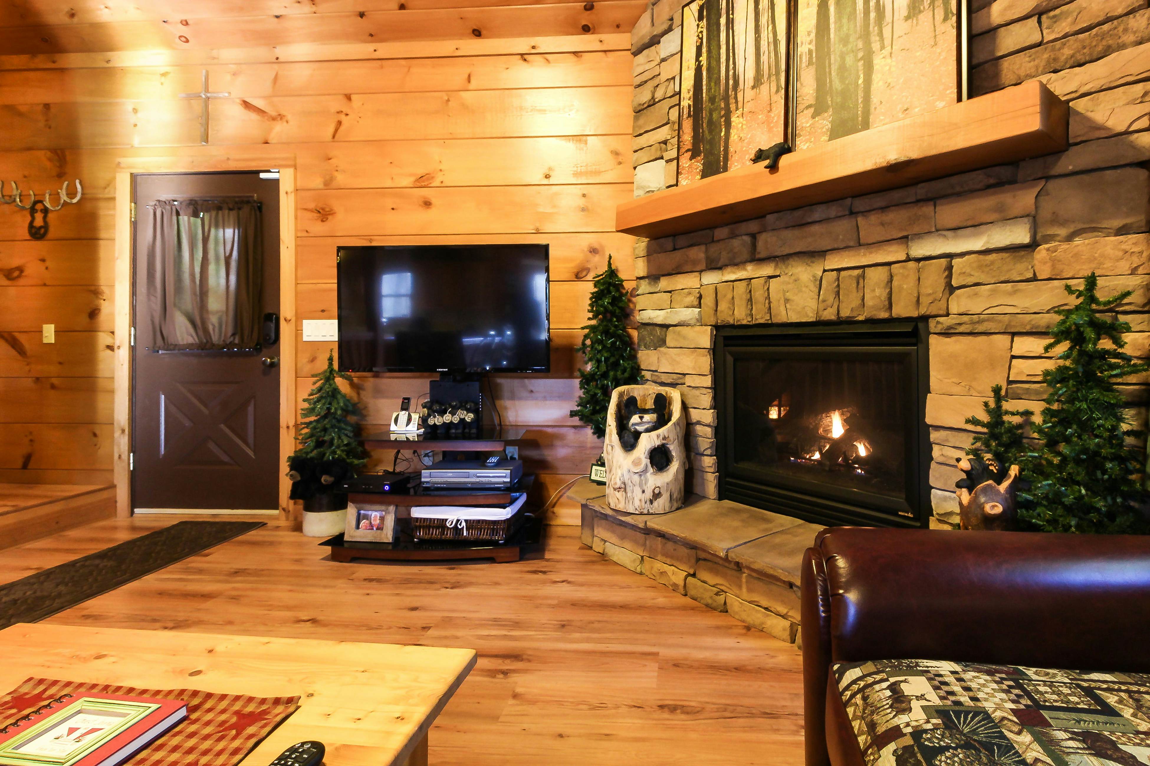 Cabin in the Woods w/Free Attraction Tickets & Shared Seasonal Pool/Fishing Pond