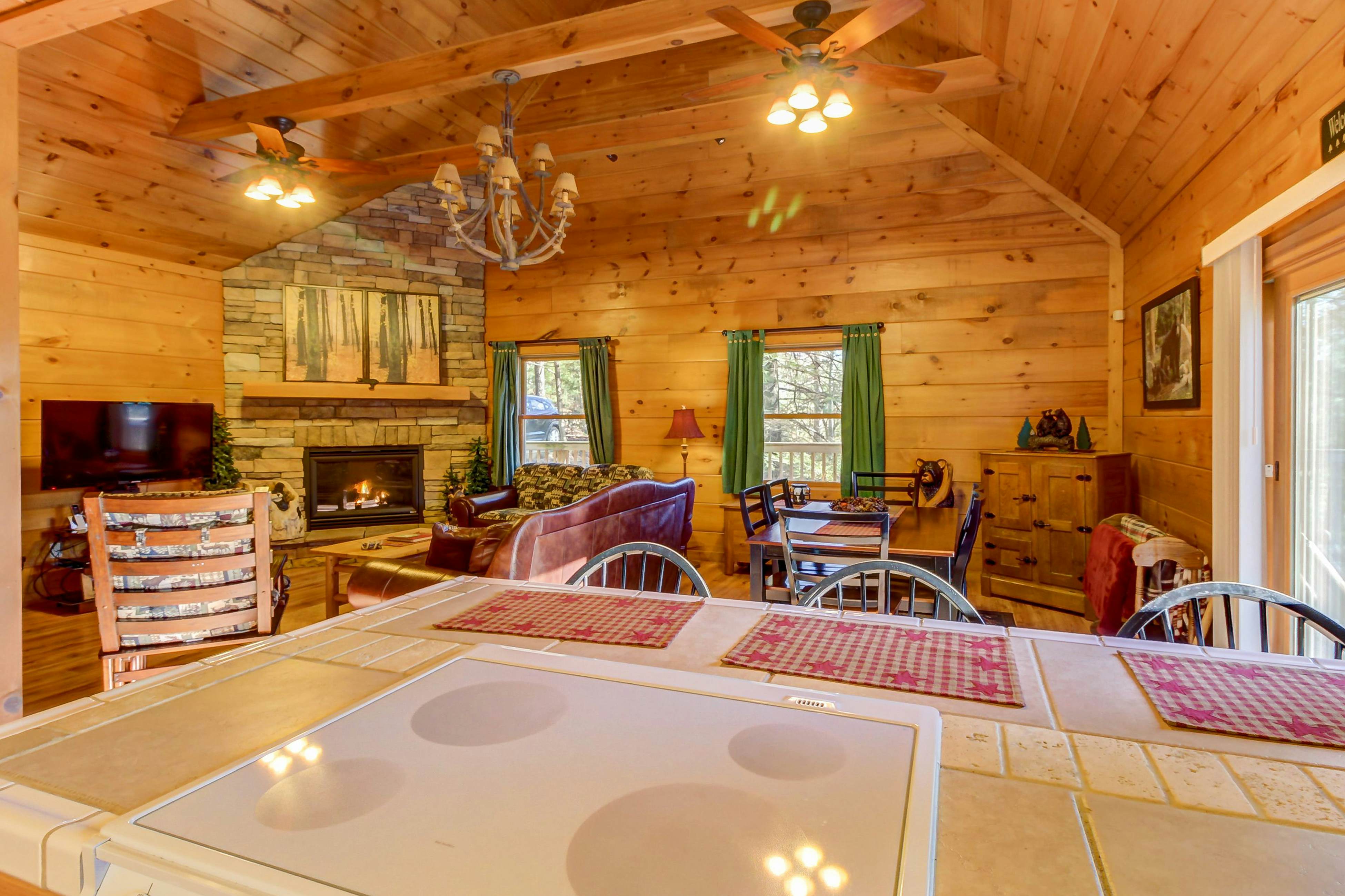 Cabin in the Woods w/Free Attraction Tickets & Shared Seasonal Pool/Fishing Pond