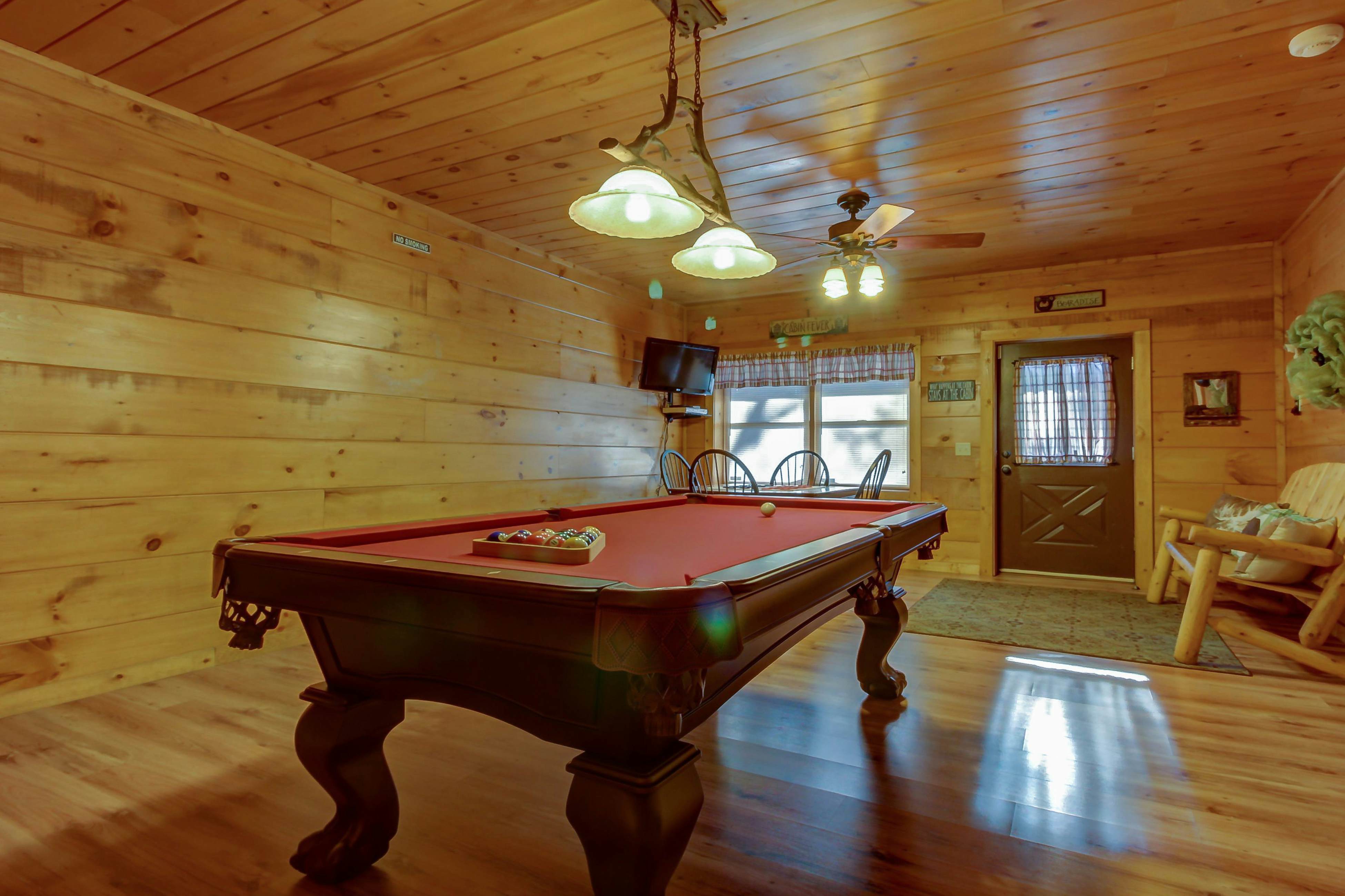 Cabin in the Woods w/Free Attraction Tickets & Shared Seasonal Pool/Fishing Pond