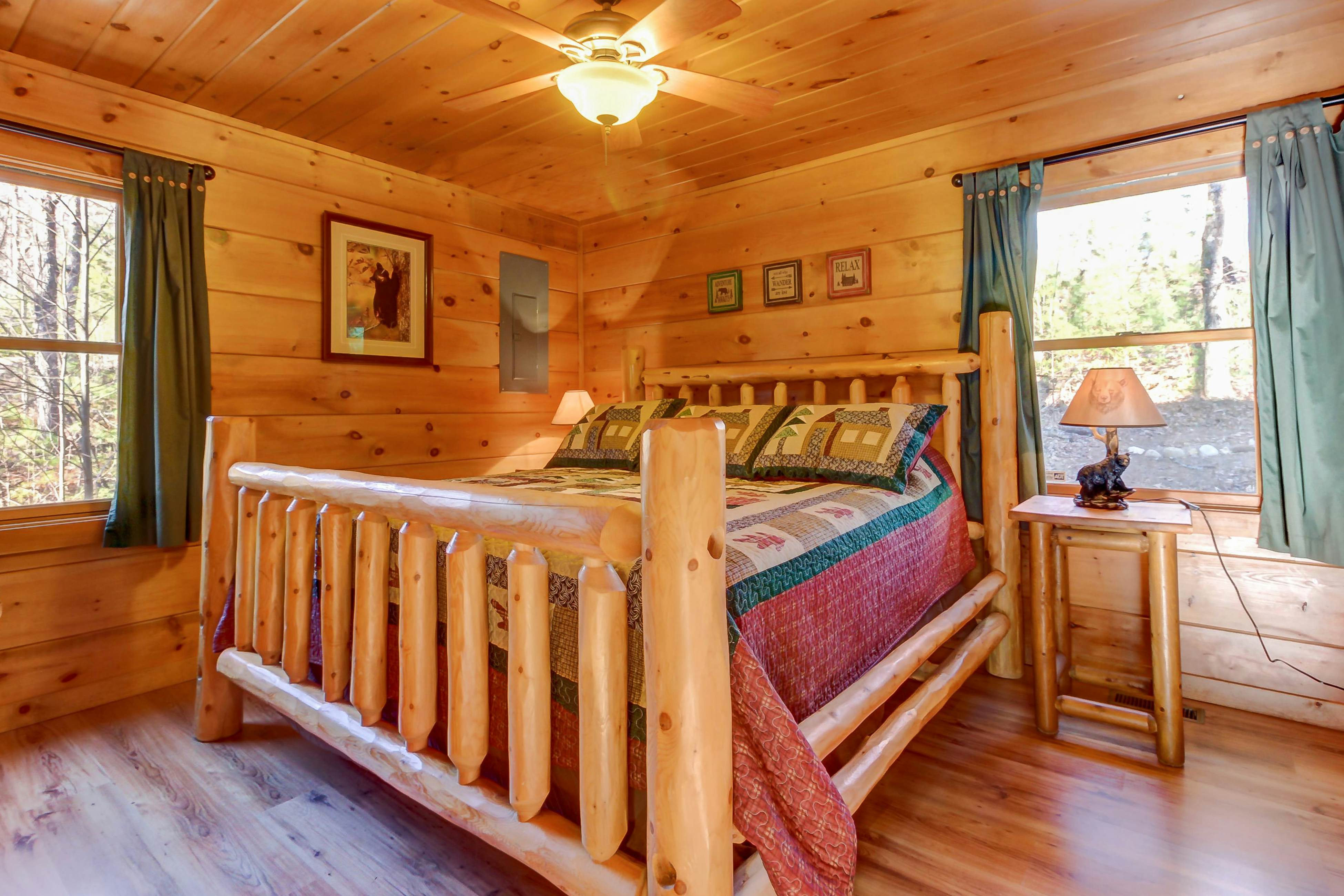 Cabin in the Woods w/Free Attraction Tickets & Shared Seasonal Pool/Fishing Pond