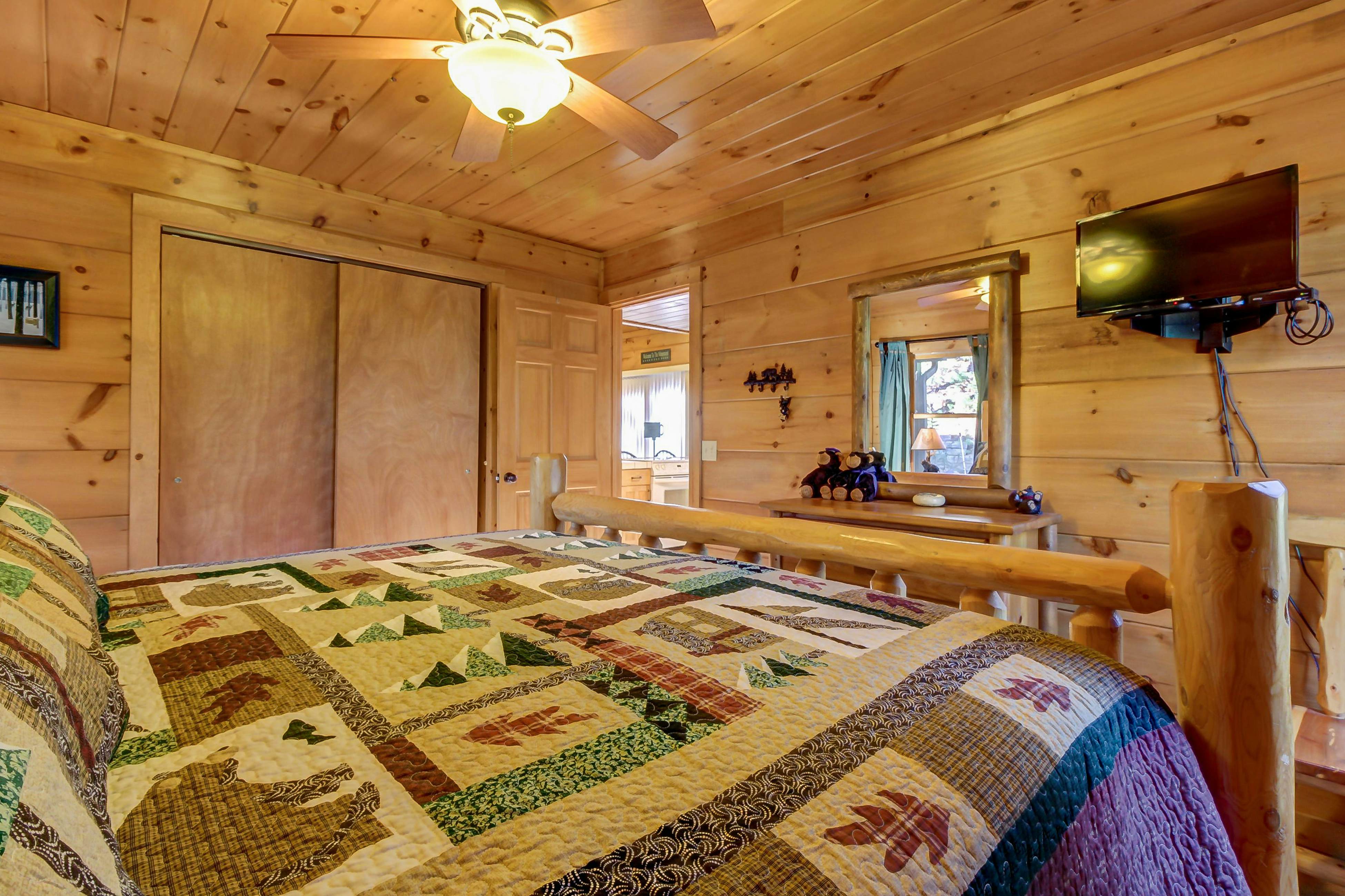 Cabin in the Woods w/Free Attraction Tickets & Shared Seasonal Pool/Fishing Pond