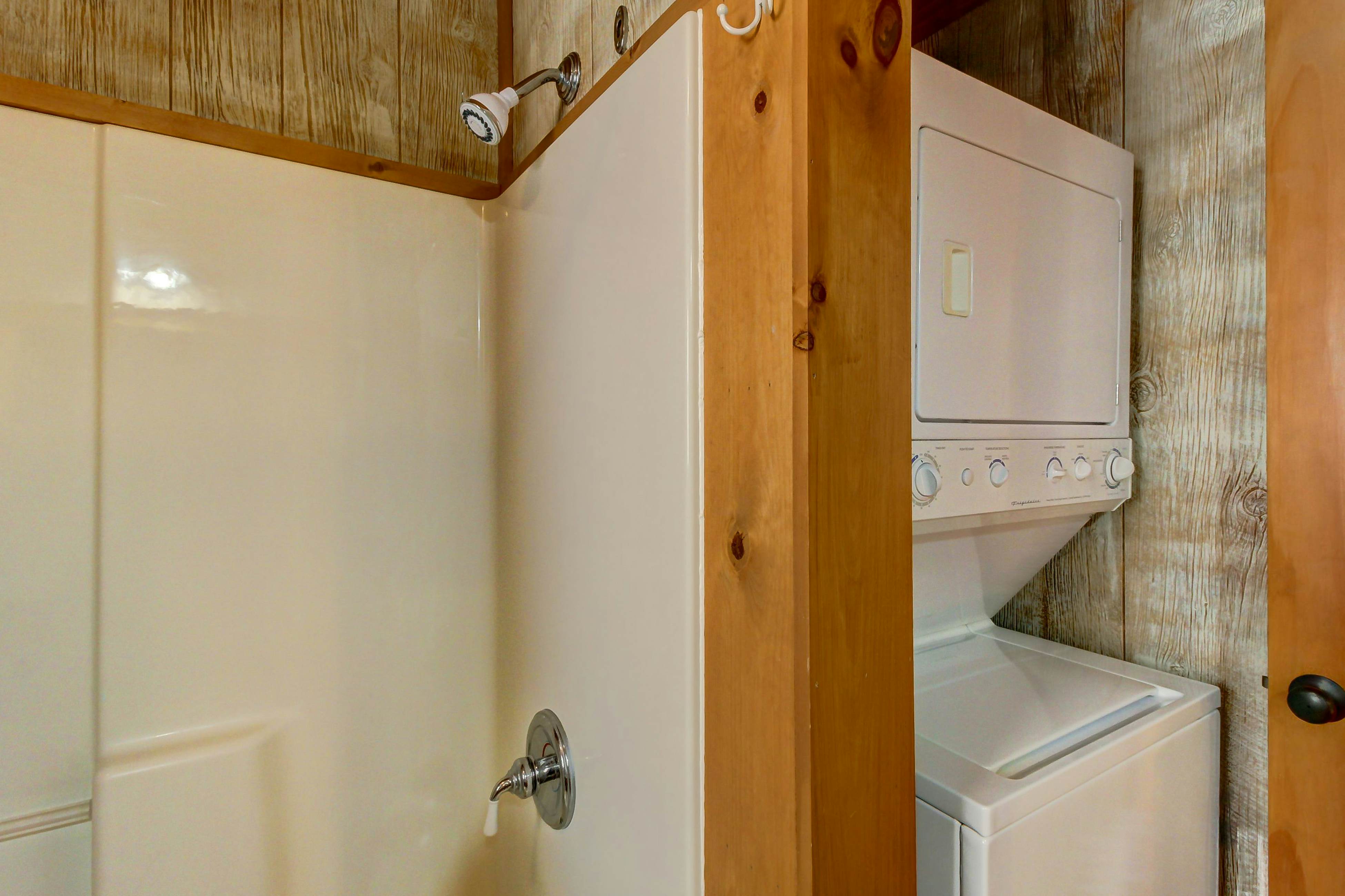 Cabin in the Woods w/Free Attraction Tickets & Shared Seasonal Pool/Fishing Pond