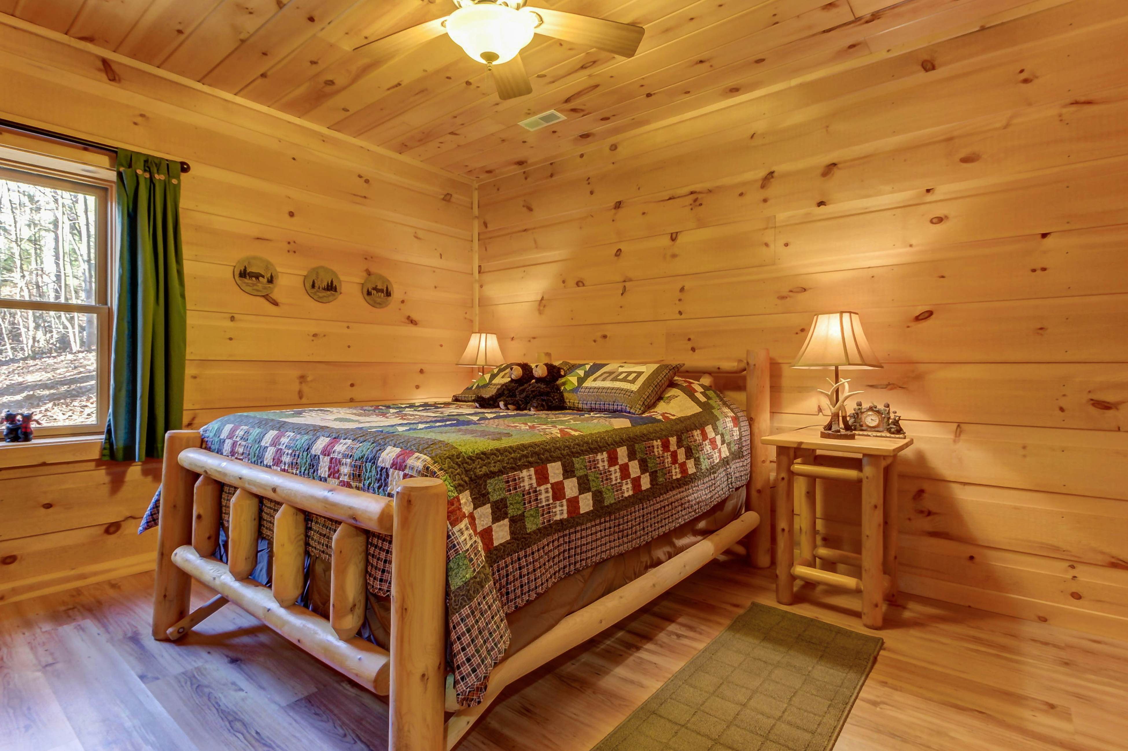 Cabin in the Woods w/Free Attraction Tickets & Shared Seasonal Pool/Fishing Pond