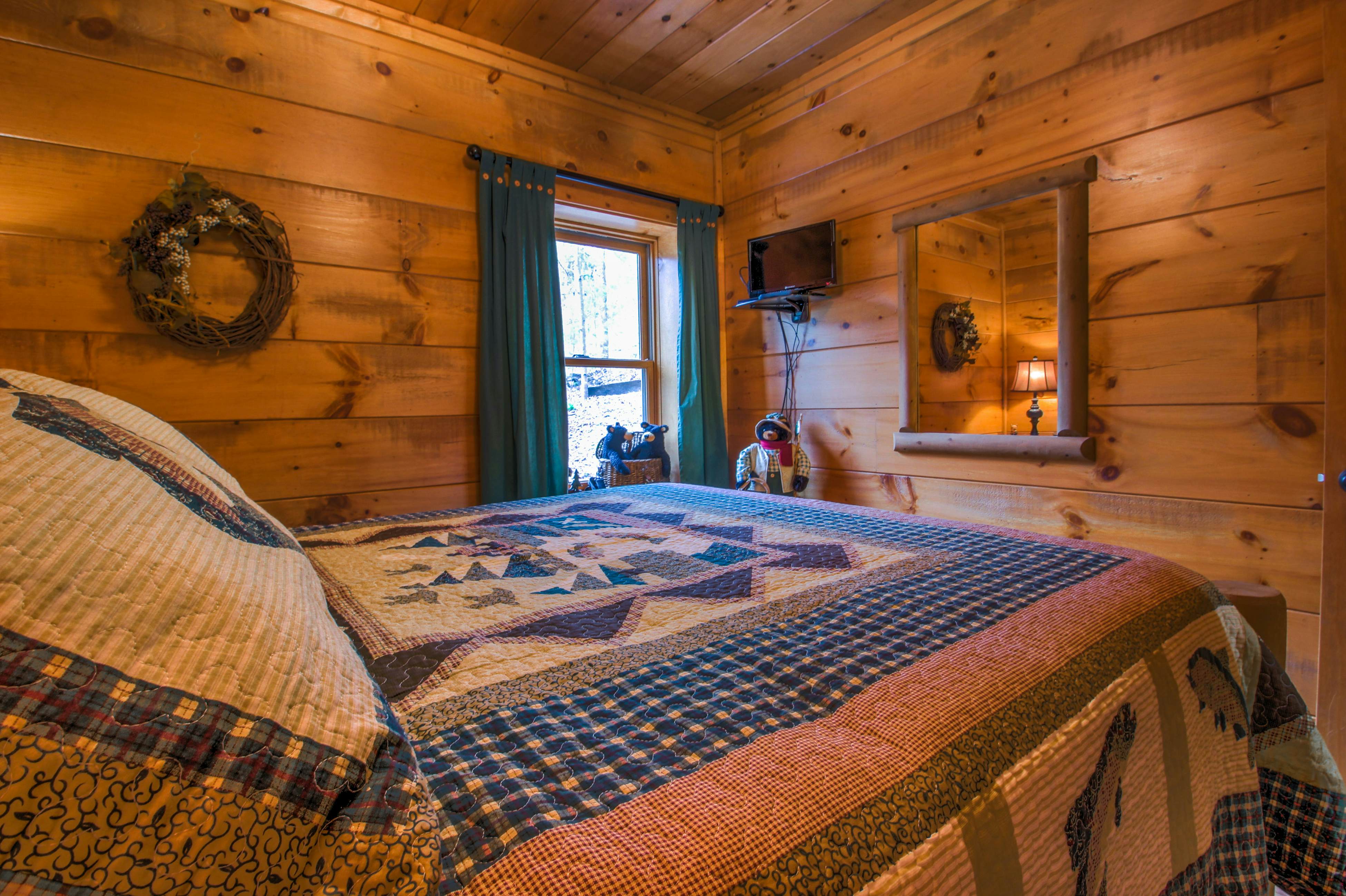 Cabin in the Woods w/Free Attraction Tickets & Shared Seasonal Pool/Fishing Pond
