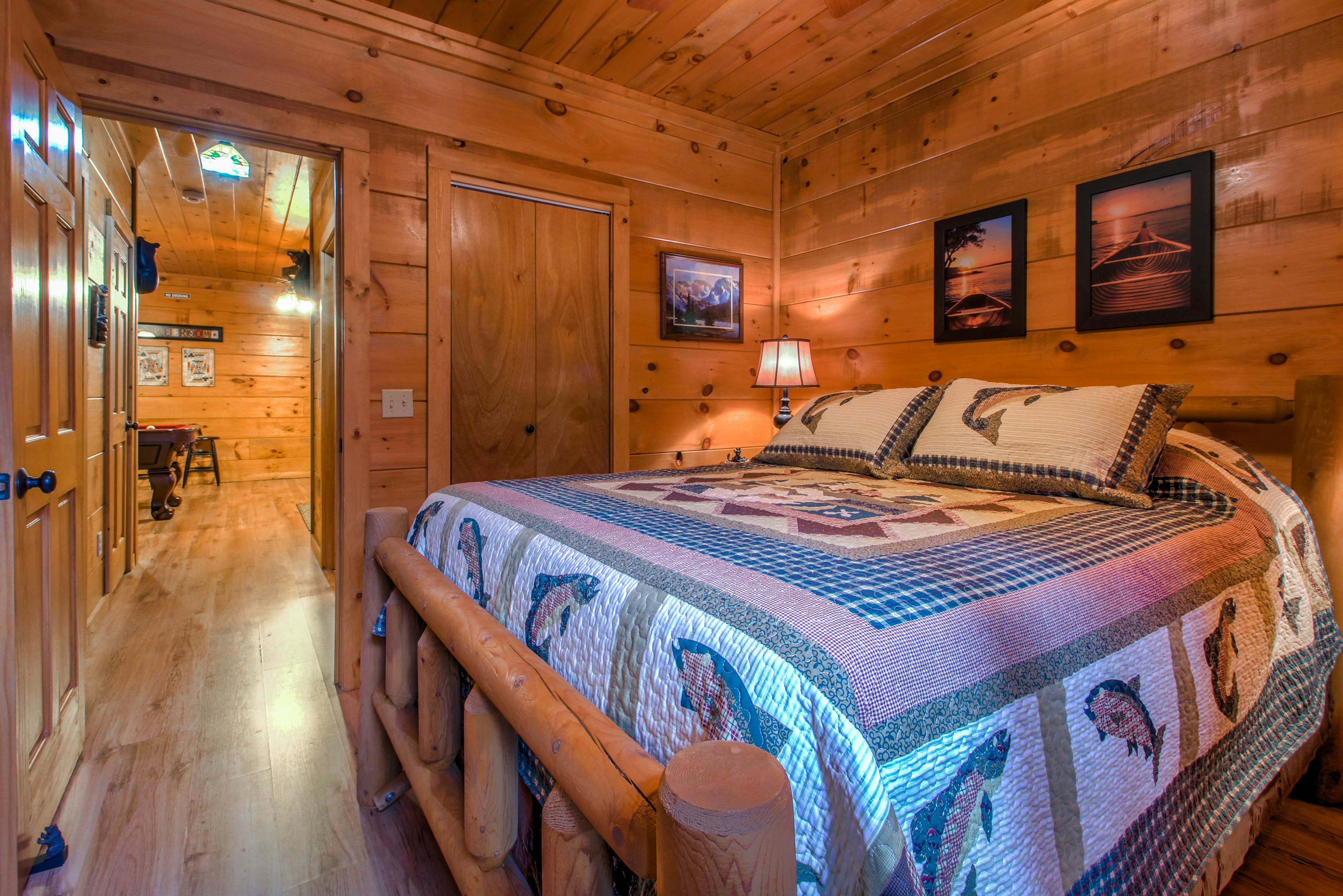 Cabin in the Woods w/Free Attraction Tickets & Shared Seasonal Pool/Fishing Pond