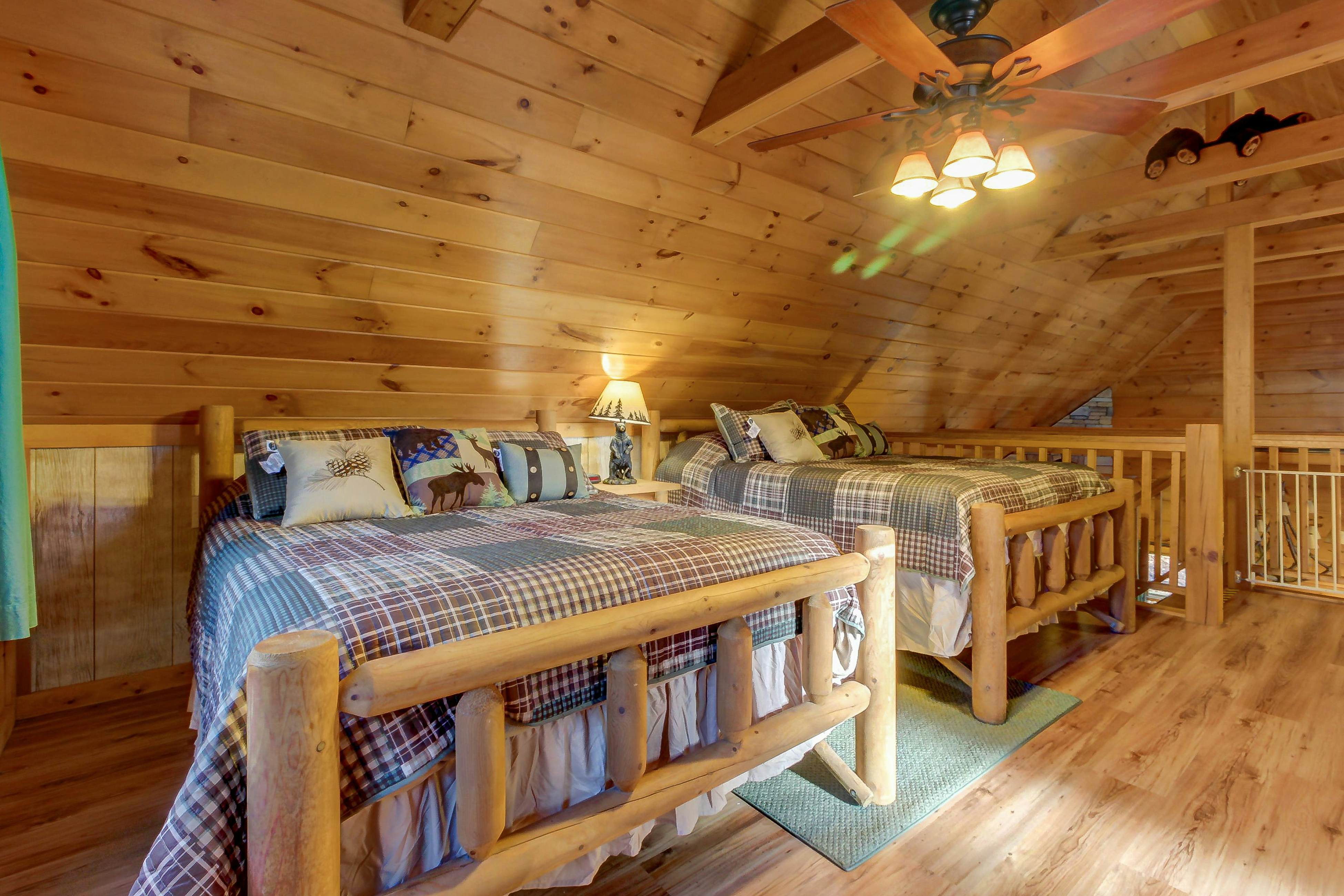 Cabin in the Woods w/Free Attraction Tickets & Shared Seasonal Pool/Fishing Pond