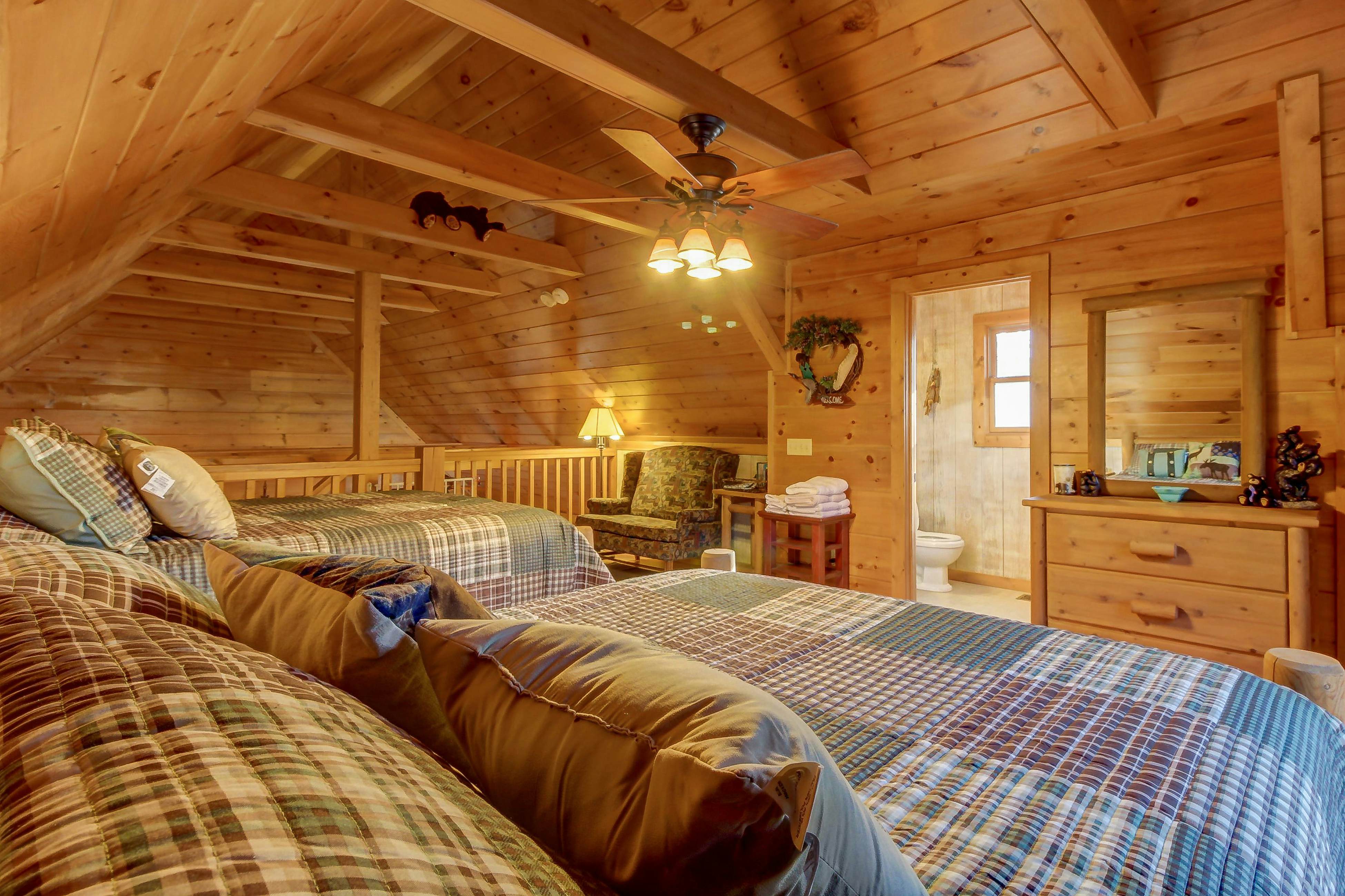 Cabin in the Woods w/Free Attraction Tickets & Shared Seasonal Pool/Fishing Pond
