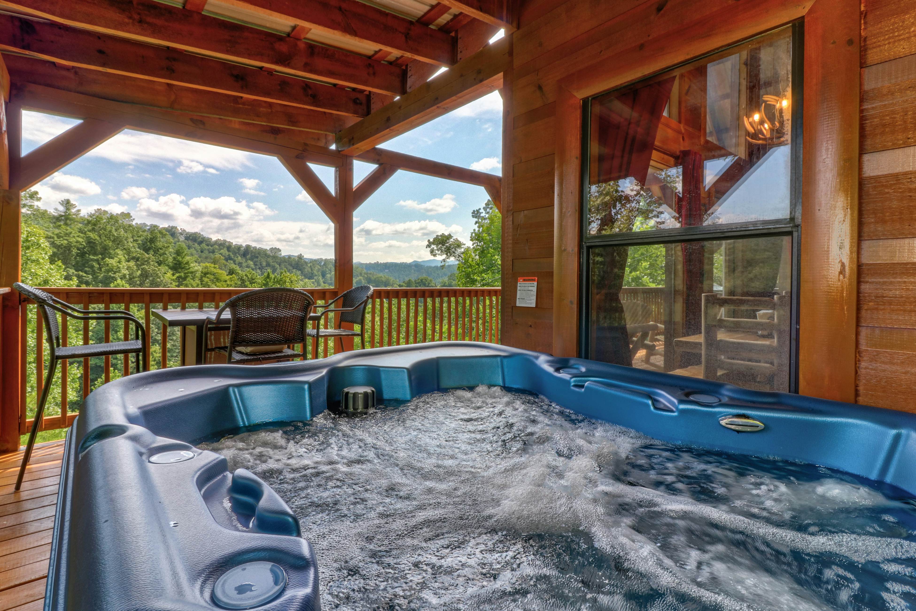 Mountainside cabin with private hot tub, game room + Free Attraction Tickets