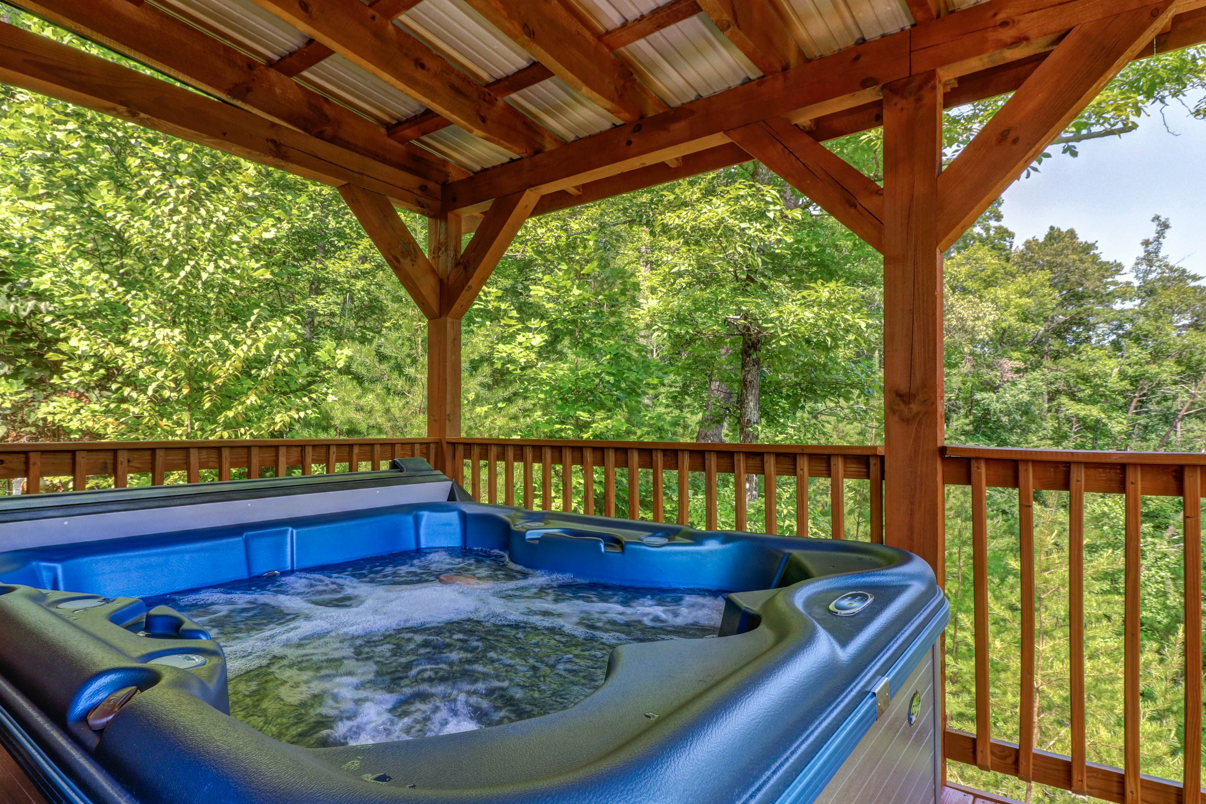 Charming Mtn Side Cabin, Sleep 8・Hot Tub・Game Room