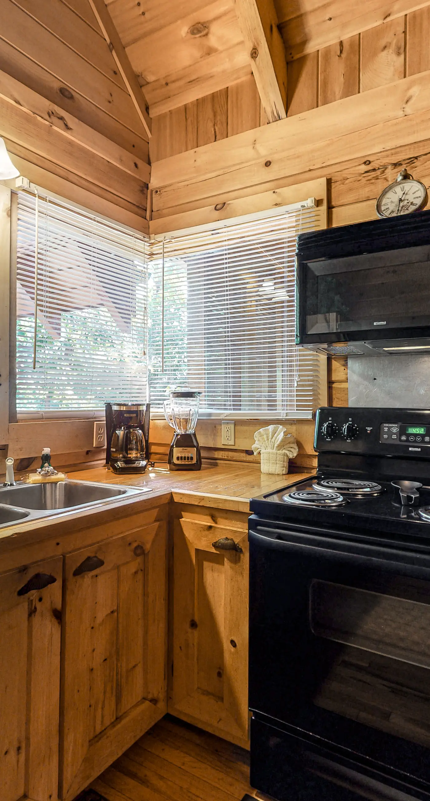 Dog Friendly Mtn Studio Cabin, Sleeps 2・Hot Tub