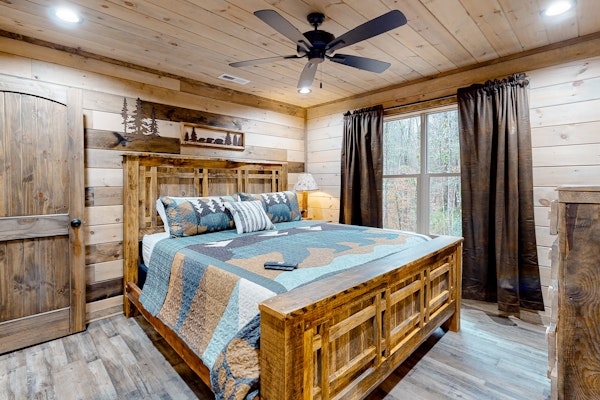 Cozy Cabin Stay, Sleeps 12・Pool・Hot Tub・Movie Room