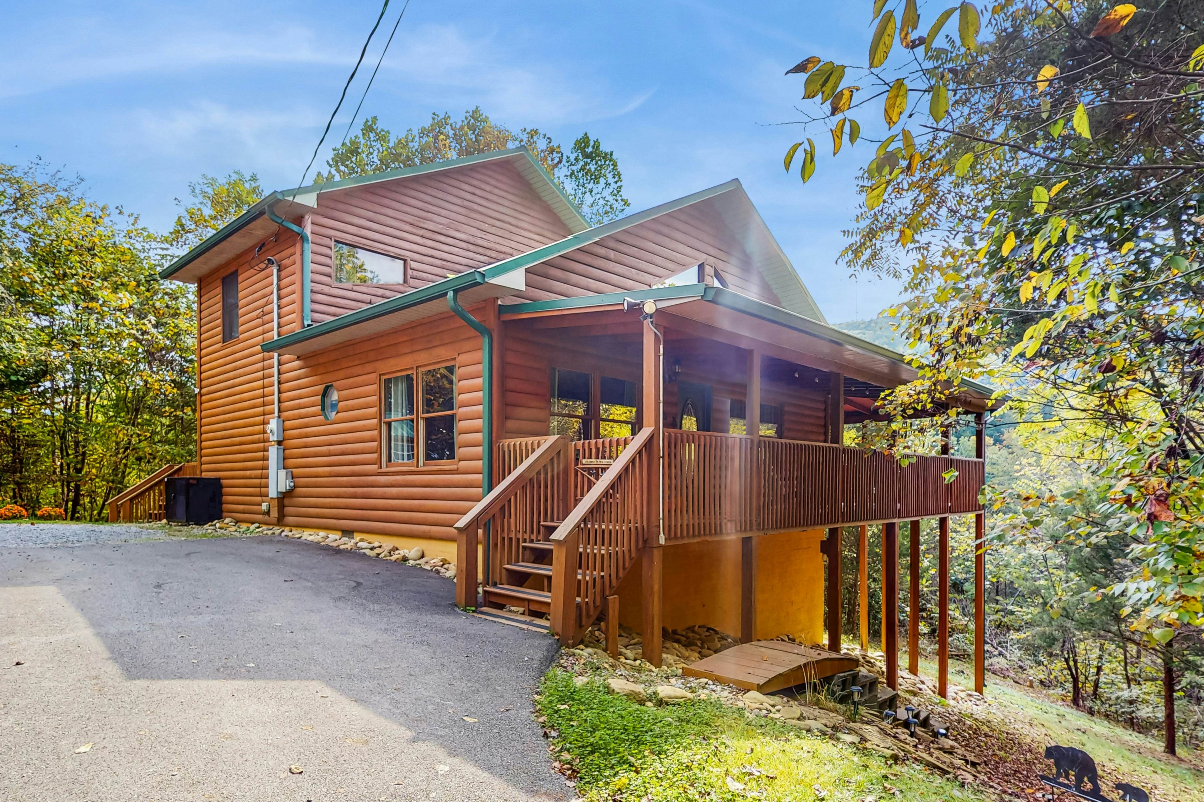 Cabin w/hot tub,  porch, fireplace, & free attraction tickets - near Dollywood