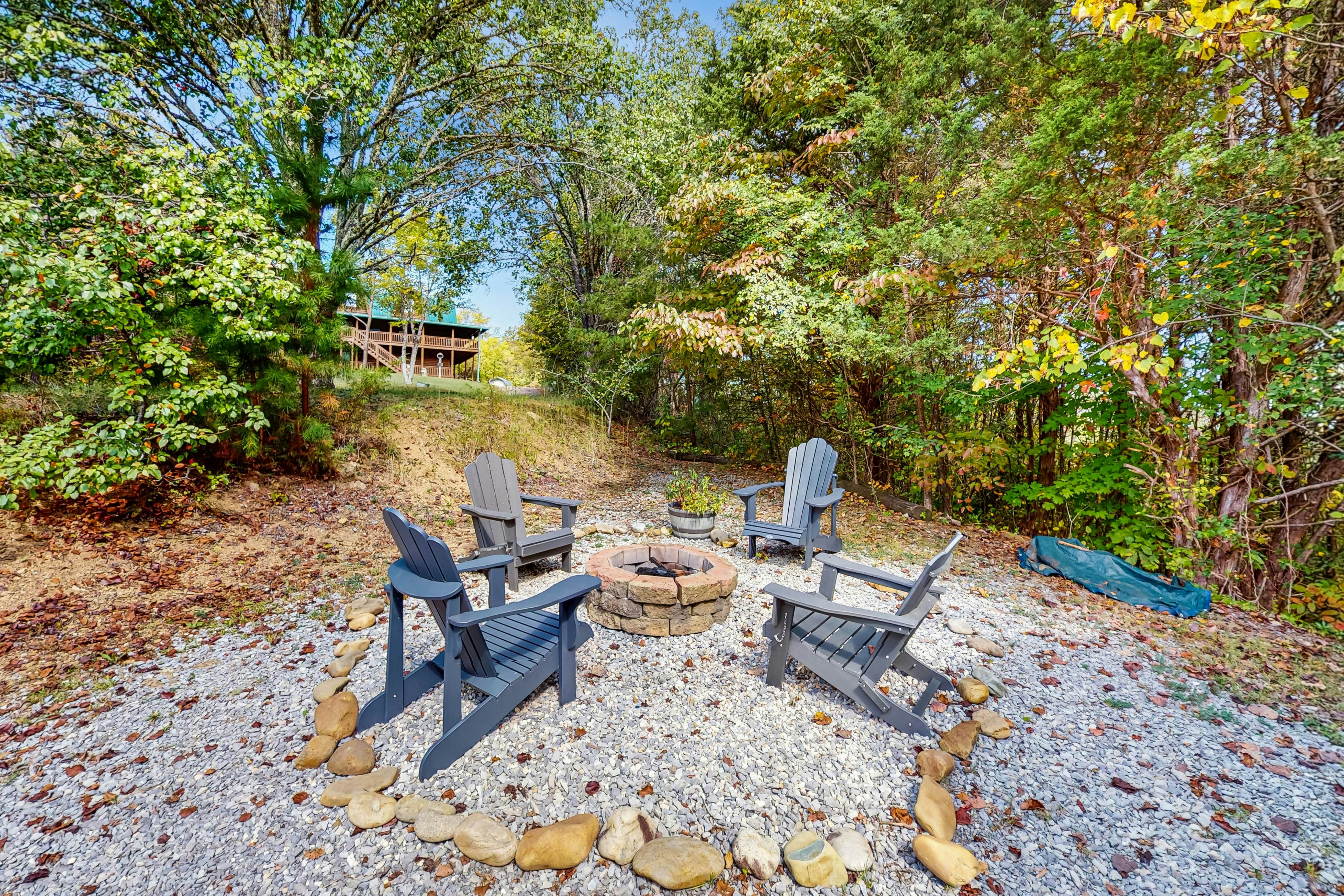 Cabin w/hot tub,  porch, fireplace, & free attraction tickets - near Dollywood