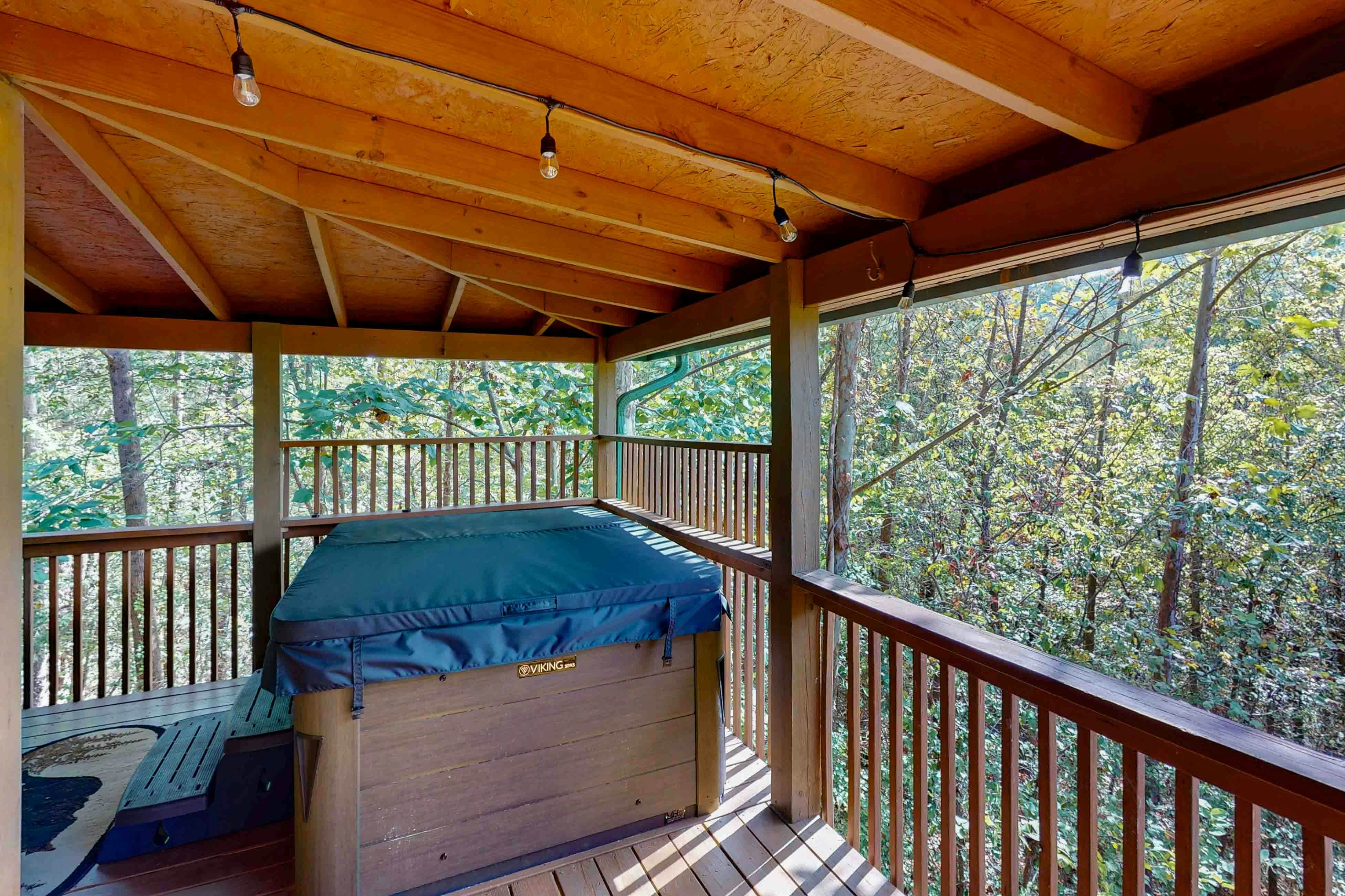 Cabin w/hot tub,  porch, fireplace, & free attraction tickets - near Dollywood