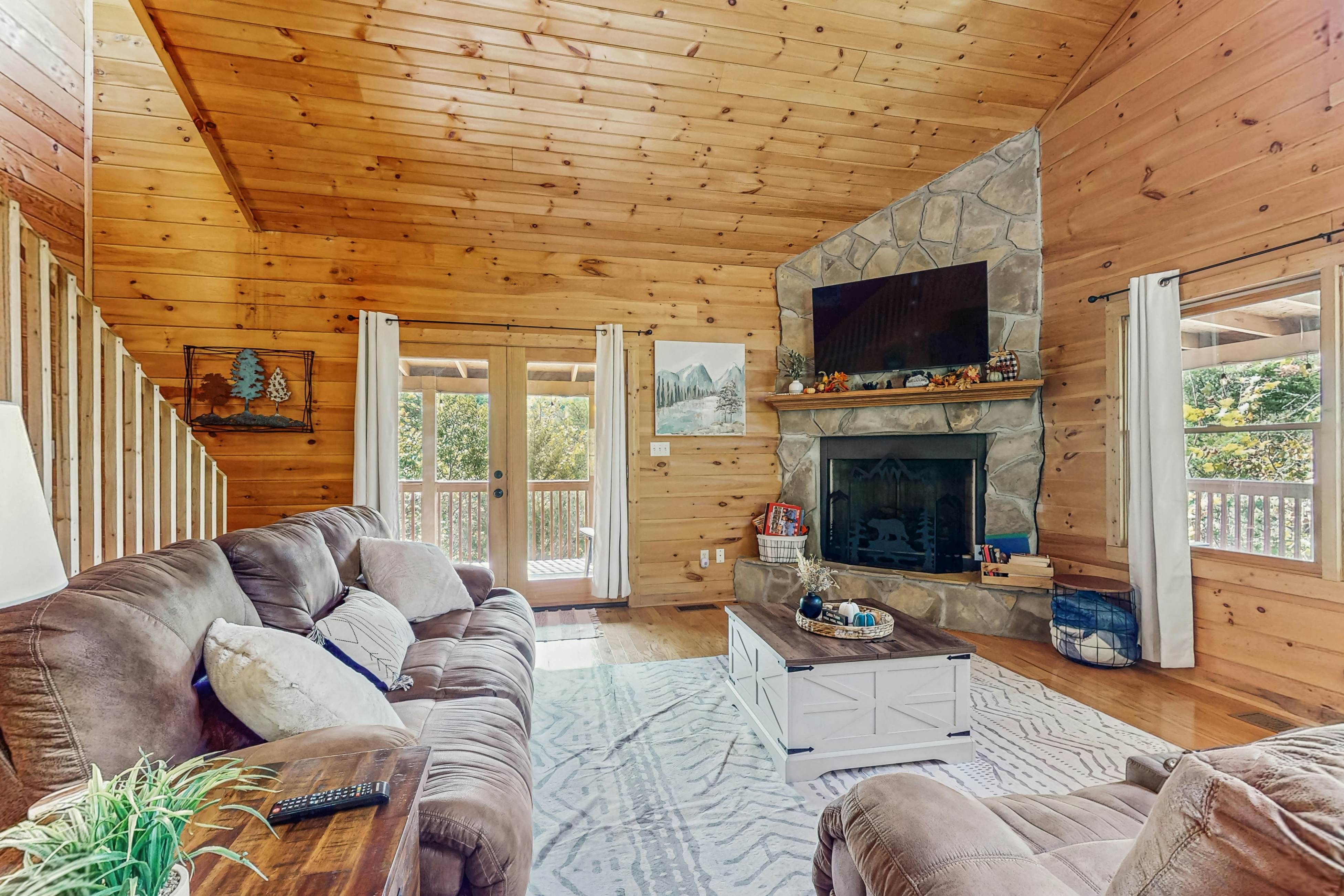 Cabin w/hot tub,  porch, fireplace, & free attraction tickets - near Dollywood